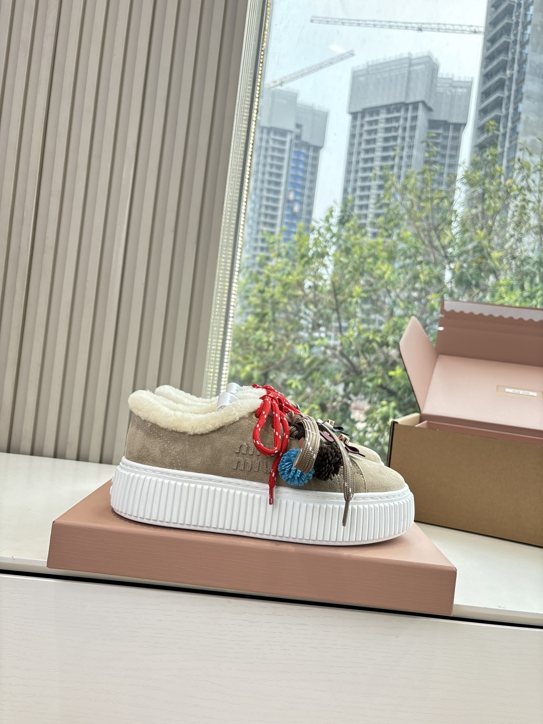 有量有价G049所见即所得顶级品质小风车羊毛内里miumiu25秋冬新款厚底 小白鞋 羊毛小白鞋 简约造型，超轻原版开模