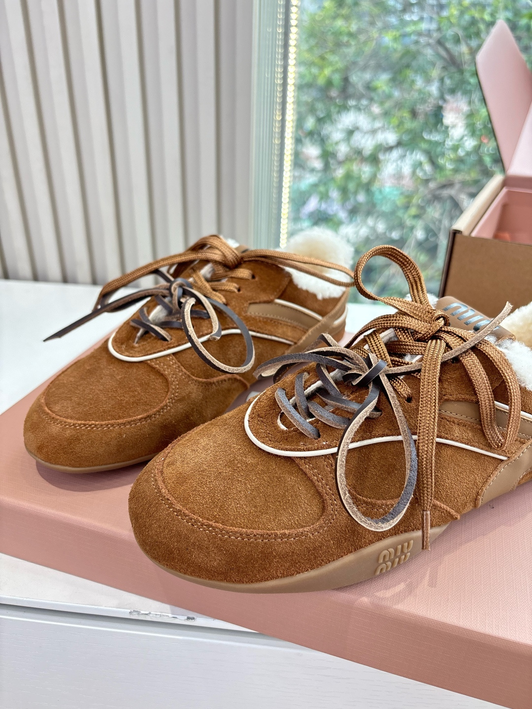 带飞机盒G086所见即所得顶级品质羊毛内里miumiu25秋冬新款厚底羊毛小白鞋简约造型，超轻原版开模鞋底，脚感妥妥满分