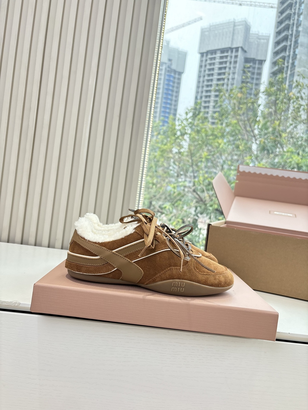 带飞机盒G086所见即所得顶级品质羊毛内里miumiu25秋冬新款厚底羊毛小白鞋简约造型，超轻原版开模鞋底，脚感妥妥满分