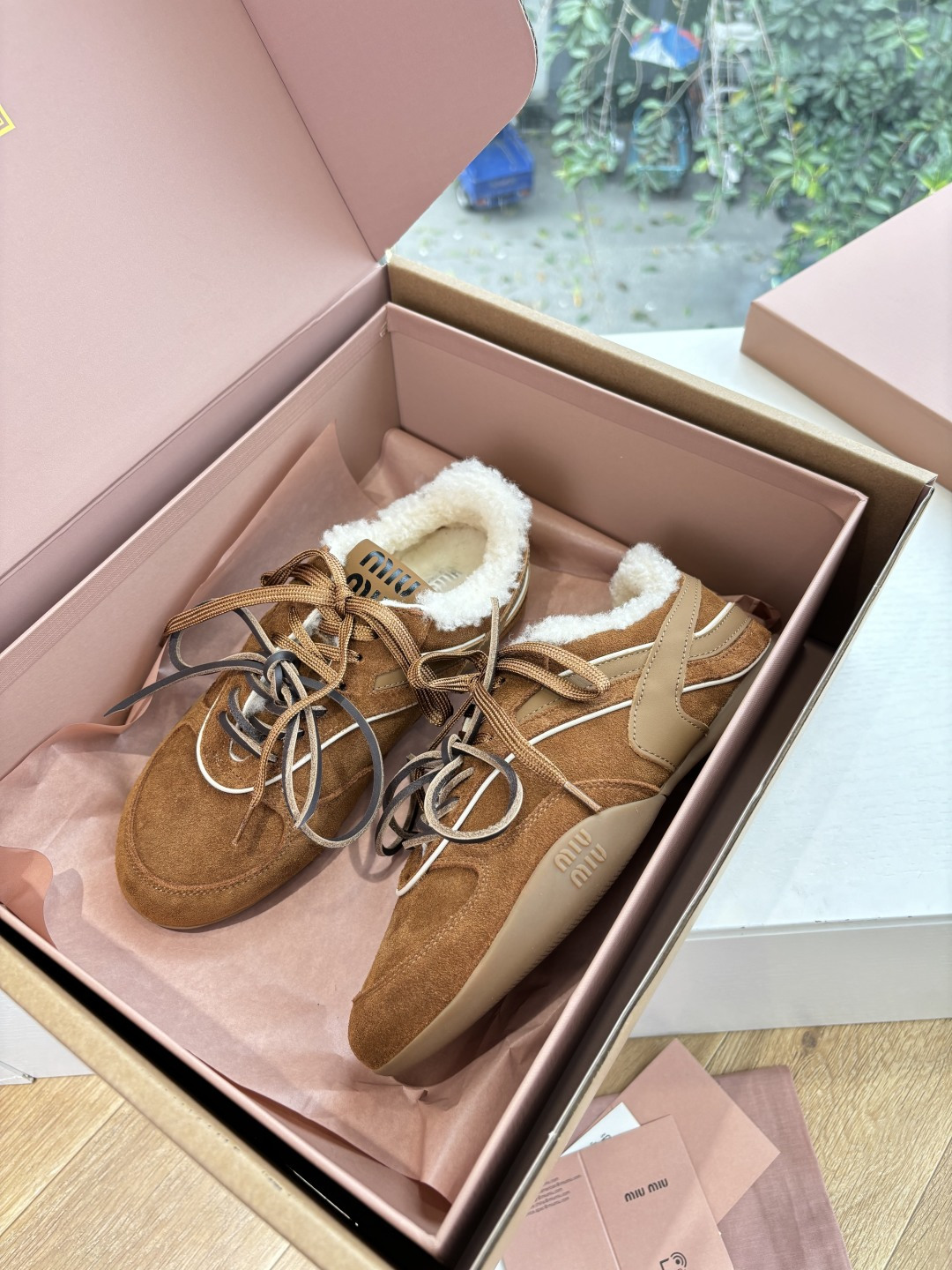 带飞机盒G086所见即所得顶级品质羊毛内里miumiu25秋冬新款厚底羊毛小白鞋简约造型，超轻原版开模鞋底，脚感妥妥满分