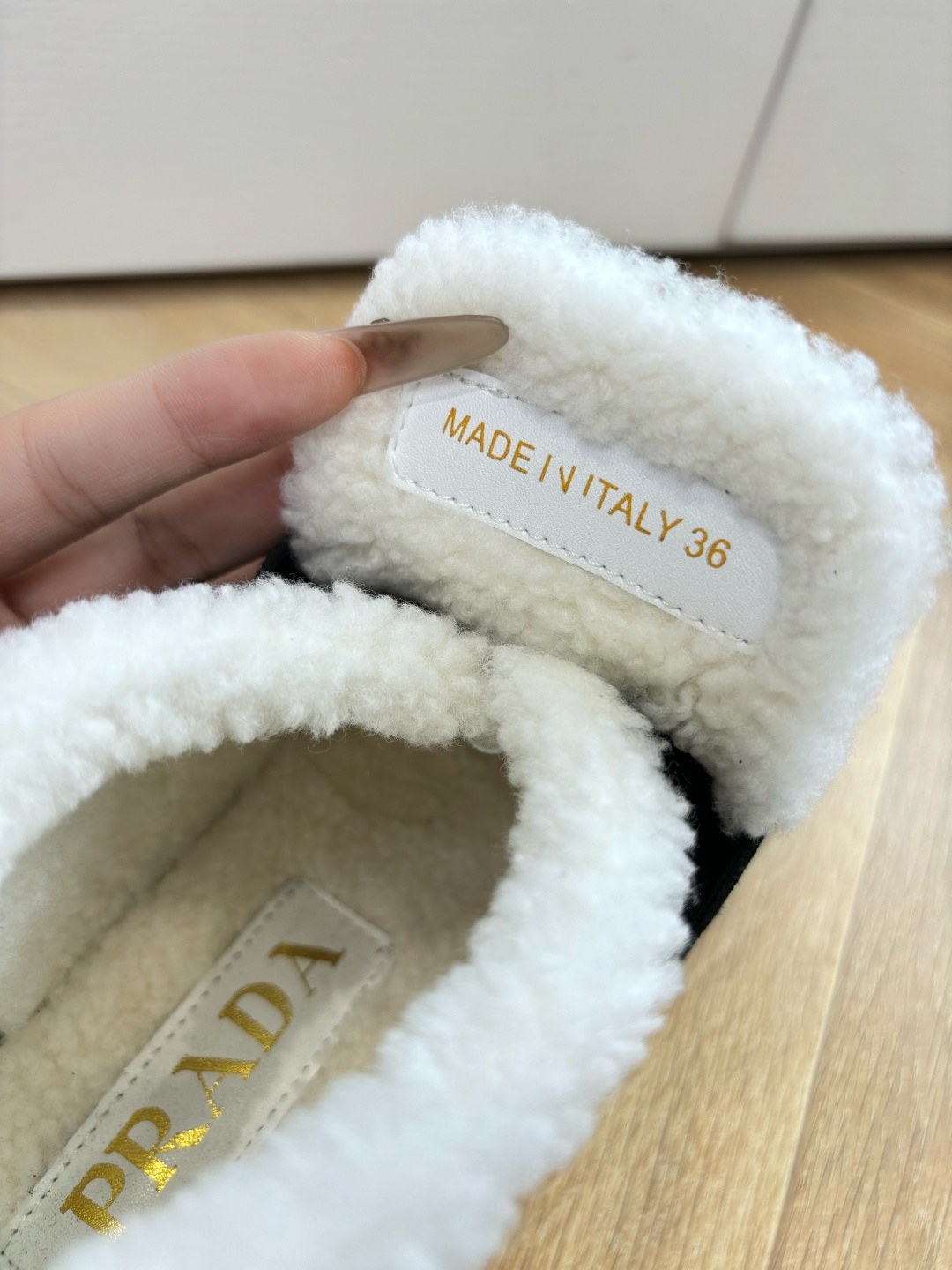 G036所见即所得代购级别市面最高版本 PRADA 普拉达秋冬新款△三角标一脚蹬羊毛鞋，厚底靴 雪地靴 双色擦色牛绒真羊