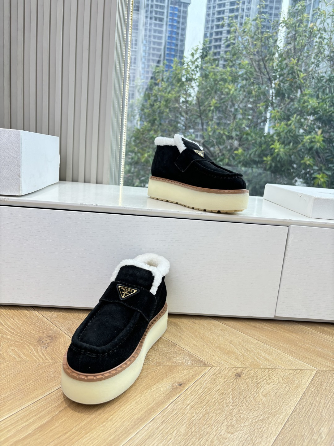 G036所见即所得代购级别市面最高版本 PRADA 普拉达秋冬新款△三角标一脚蹬羊毛鞋，厚底靴 雪地靴 双色擦色牛绒真羊