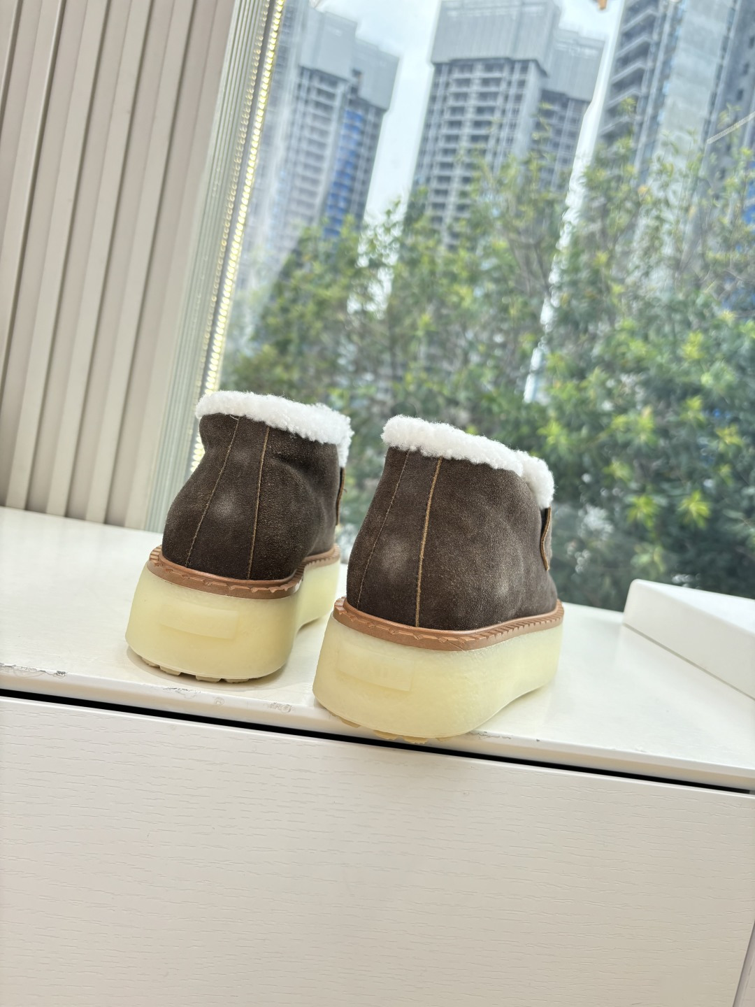 G036所见即所得代购级别市面最高版本 PRADA 普拉达秋冬新款△三角标一脚蹬羊毛鞋,厚底靴 雪地靴 双色擦色牛绒真羊 G036所见即所得代购级别市面最高版本 PRADA 普拉达秋冬新款△三角标一脚蹬羊毛鞋,厚底靴 雪地靴 双色擦色牛绒真羊