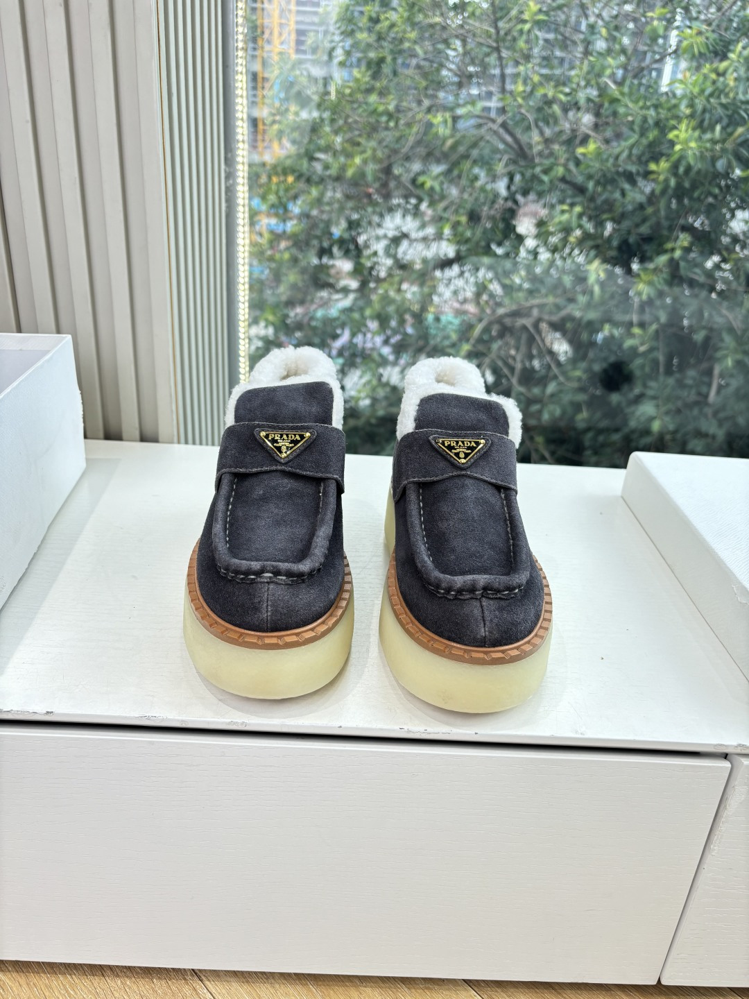 G036所见即所得代购级别市面最高版本 PRADA 普拉达秋冬新款△三角标一脚蹬羊毛鞋，厚底靴 雪地靴 双色擦色牛绒真羊