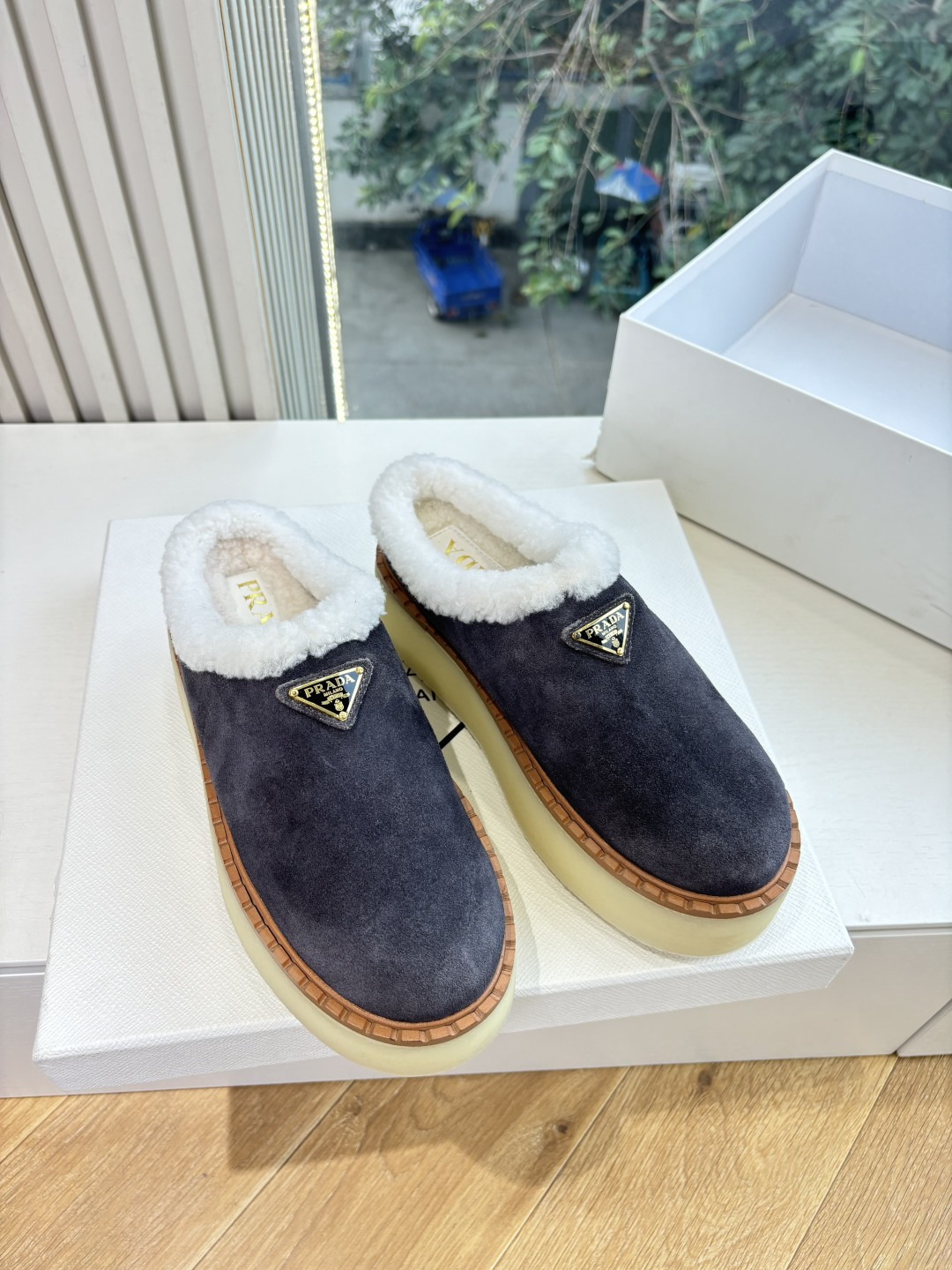G036所见即所得代购级别市面最高版本 PRADA 普拉达秋冬新款△三角标一脚蹬羊毛鞋,厚底靴 雪地靴 双色擦色牛绒真羊 G036所见即所得代购级别市面最高版本 PRADA 普拉达秋冬新款△三角标一脚蹬羊毛鞋,厚底靴 雪地靴 双色擦色牛绒真羊