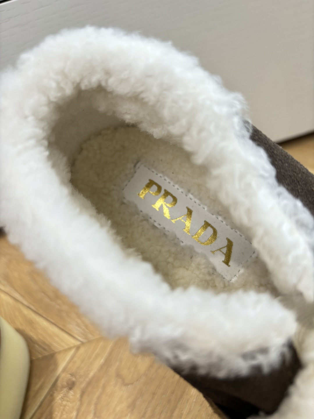 G036所见即所得代购级别市面最高版本 PRADA 普拉达秋冬新款△三角标一脚蹬羊毛鞋,厚底靴 雪地靴 双色擦色牛绒真羊 G036所见即所得代购级别市面最高版本 PRADA 普拉达秋冬新款△三角标一脚蹬羊毛鞋,厚底靴 雪地靴 双色擦色牛绒真羊