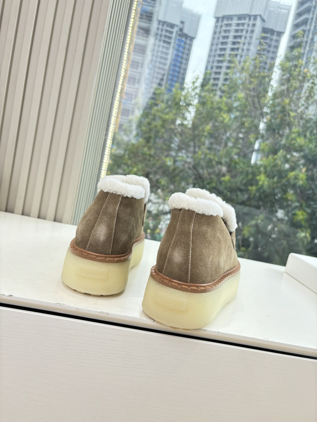 G036所见即所得代购级别市面最高版本 PRADA 普拉达秋冬新款△三角标一脚蹬羊毛鞋，厚底靴 雪地靴 双色擦色牛绒真羊