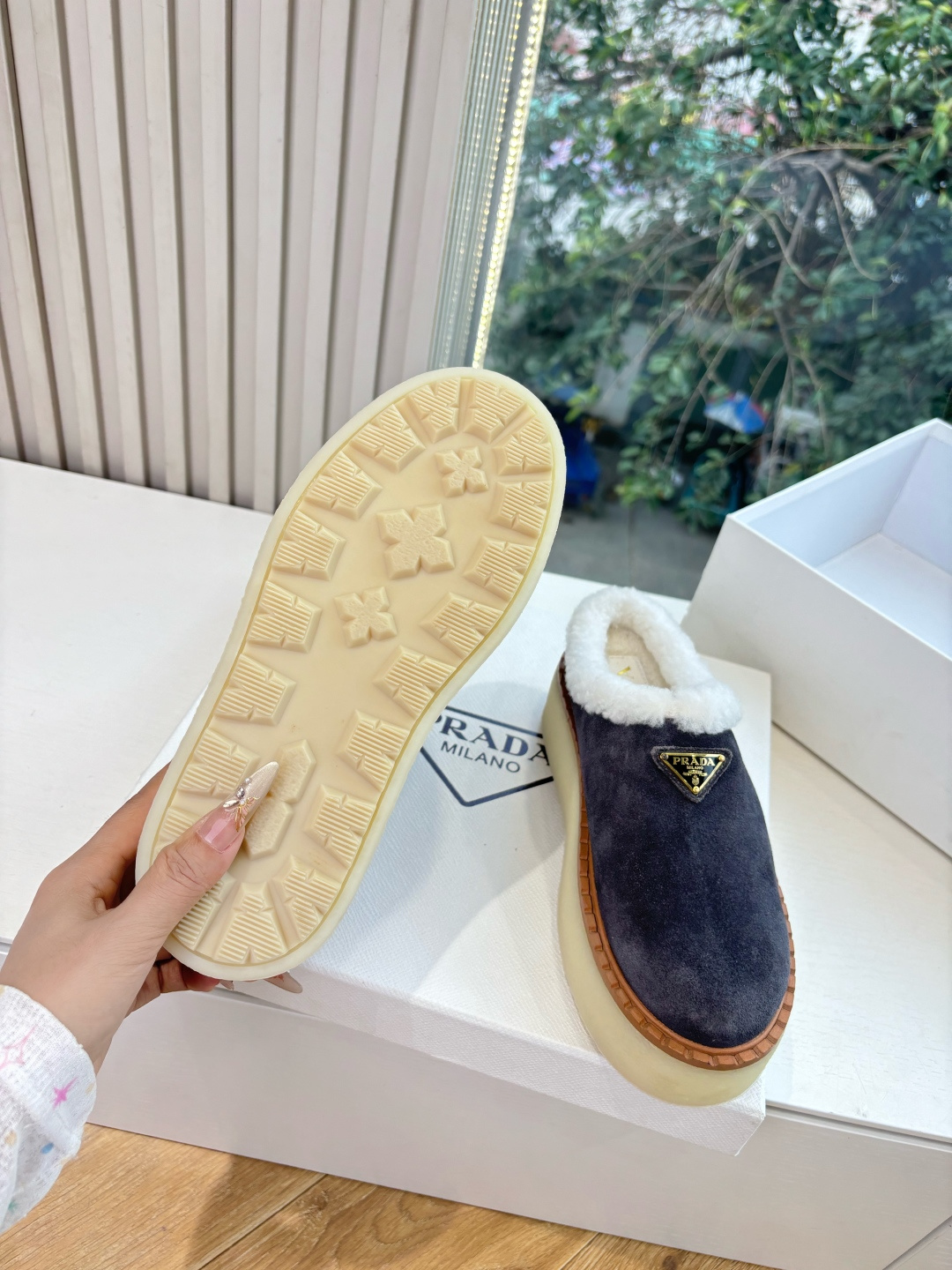 G036所见即所得代购级别市面最高版本 PRADA 普拉达秋冬新款△三角标一脚蹬羊毛鞋,厚底靴 雪地靴 双色擦色牛绒真羊 G036所见即所得代购级别市面最高版本 PRADA 普拉达秋冬新款△三角标一脚蹬羊毛鞋,厚底靴 雪地靴 双色擦色牛绒真羊