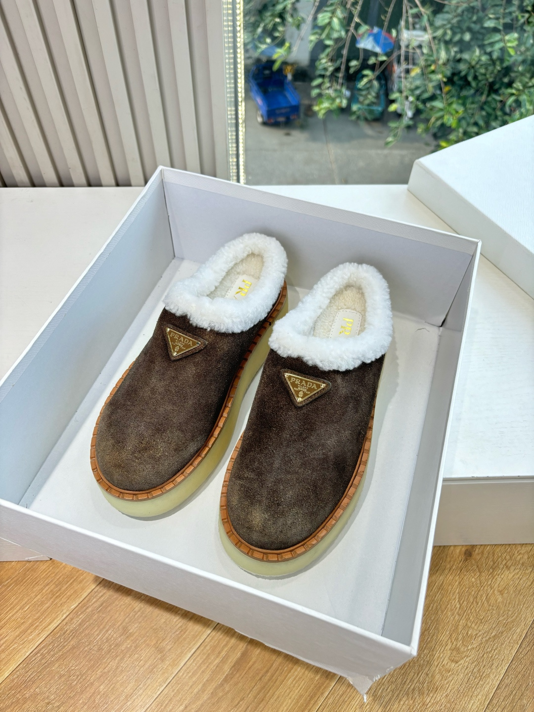 G036所见即所得代购级别市面最高版本 PRADA 普拉达秋冬新款△三角标一脚蹬羊毛鞋，厚底靴 雪地靴 双色擦色牛绒真羊