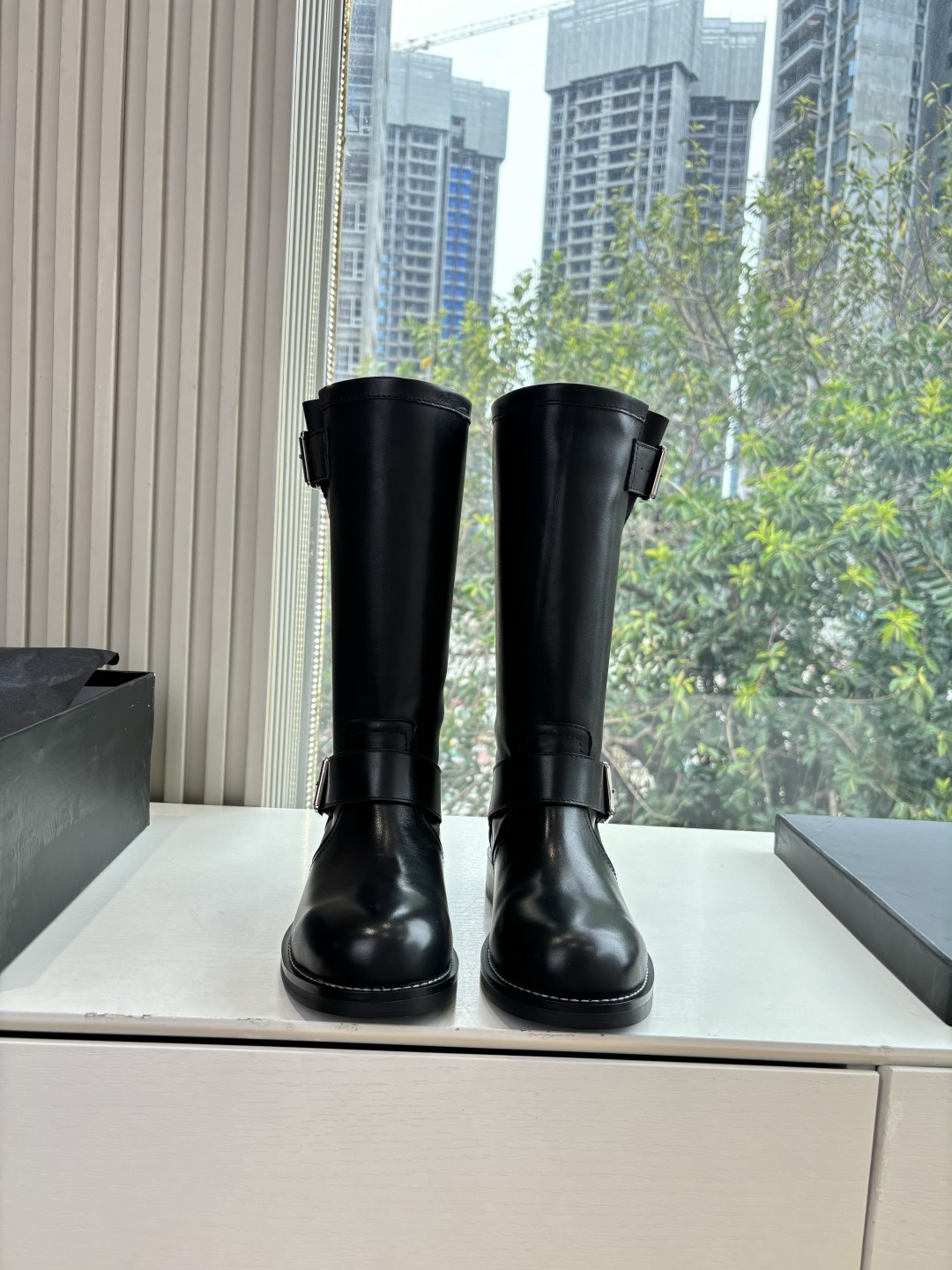 NO:577632,G261 Purchasing Level What You See Is What You Get ANN Ann Demeulemeester Knee-high Boots with Detachable Buckle Tabs DEMEULEMESTE Autumn and Winter Series Cavalier Boots The Boots have a strong temperament, and the details are very delicate. The most endearing thing is that they look very slim when worn. This is the most autumn and winter series of this year. Buy authentic products and strictly develop absolute high-end quality/purchasing level. Original imported wax calf upper, water-dyed cowhide lining, original open-molded sole.  Size 35-40 (40 is non-refundable and non-exchangeable), boots, cowhide19860909G261代购级别 所见即所得ANN Ann Demeulemeester 饰扣袢可拆设计及膝靴 DEMEULEMEESTE秋冬系列款骑士靴长靴鞋型硬朗气质,细节处理又非常秀气,最惹人爱的就是穿上非常显瘦本年度最秋冬系列了 购入正品严格开发绝对的高端品质/代购级别 鞋面原版进口蜡感小牛 内里水染牛皮内里 鞋底原版开模鞋底 码数35-40(40不退不换）,靴子,boots,cowhide,Women's Shoes