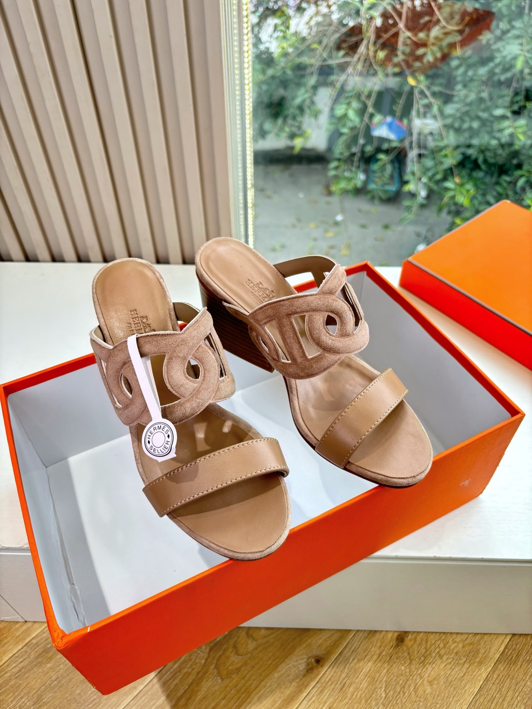 NO:577623,G033Hermès/Hermès 25WF new Kelly buckle  Thin-strap high-heeled sandals, the legendary genes of the Kelly bag, meet the summer walking sandals, and they become a concrete expression of elegance. The iconic rotating Kelly metal buckle design is carefully polished and becomes the finishing touch on the toe. The palladium plating conveys a low-key luster and replicates the brand's century-old luxury code. The thin leather straps cover the instep like a ribbon and are neatly cut to outline the slender outline of the ankle.  The structure and technology of hand-stitched shoes in Italy are both stable and elegant at every step, breaking the imbalance between sophistication and comfort. From cafes on the left bank of Paris to dinner parties on seaside vacations, the pair of sandals are a style tool. When paired with a flowing skirt, it shows the French lazy Kelly's elegant genes and continues to flow with summer steps. The fabric is made of original custom leather, and the lining of the toes is mixed sheepskin. The heel height is about 7cm. The sole is Italian A-grade imported leather outsole.  size35-39 (40/41 customized, non-returnable and non-exchangeable), high heels and slippers, hermes, hermes, sandals, high heels, slippers, skirts, sheepskin, Leather soles19860909G033Hermès/爱马仕25WF新品Kelly扣 细带高跟凉鞋Kelly包的传奇基因邂逅夏日步履款凉鞋便成了优雅的具象化表达.标志性的旋转Kelly金属扣设计匠心打磨成为足尖的点睛之笔钯金镀层流转着低调光泽复刻品牌百年的奢华密码.纤细皮质绑带如丝带般轻覆脚背以利落剪裁勾勒出脚踝的纤细轮廓. 意大利手工缝制的鞋履结构与技术每一步都兼具稳定与优雅打破精致与舒适的失衡定律 .从巴黎左岸的咖啡馆到海滨度假的晚宴双凉鞋皆是风格利器. 搭配飘逸裙装时 尽显法式慵懒Kelly的优雅基因 随夏日步履不断流转. 面料采用原版定制皮料 内里踮脚均为混种羊皮 跟高约7cm 鞋底意大利A级进口真皮大底 size35-39（40/41定制不退不换),高跟鞋拖鞋,hermes,hermes,sandals,high heels,slippers,skirts,sheepskin,Leather soles,Women's Shoes