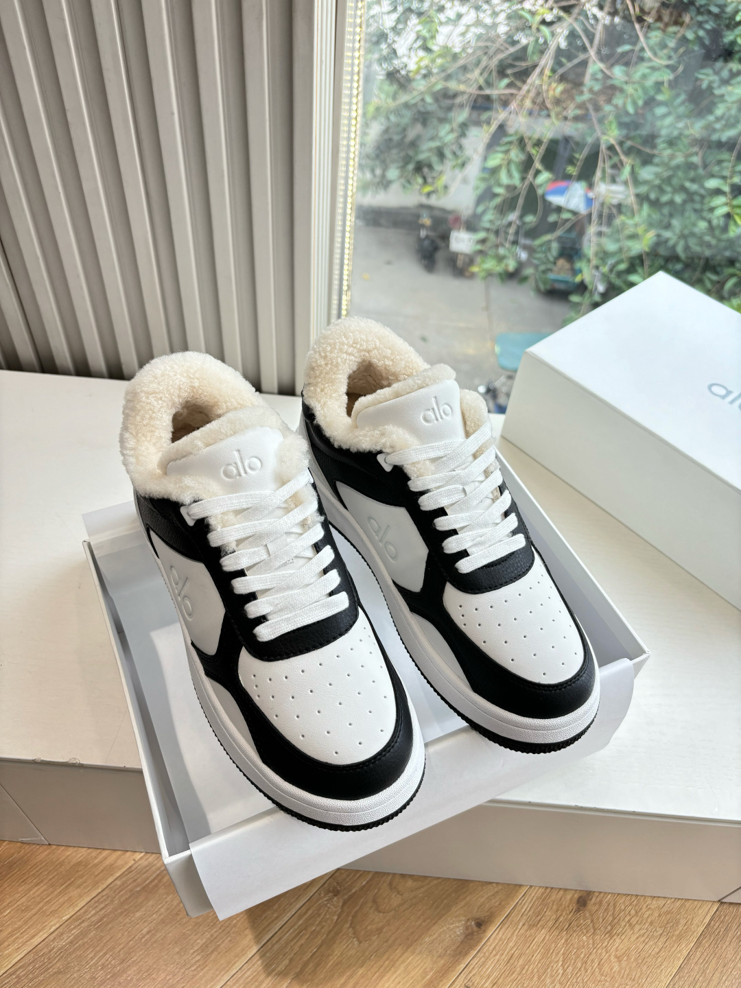 NO:578351,alo25s new autumn and winter color matching white shoes with thick soles, wool, comfortable and casual style alo understands girls better than Nike!  Super versatile on the feet!  And super comfortable!  It’s a thick-soled model but not heavy on the feet at all!  Very light!  It looks even better with socks!  And it’s the same model recommended by celebrities~the upper toes are taller and the legs are slimmer!  It’s super suitable for us little girls~ The overall shoe also has a classic color-blocking and contrasting design with a delicate leather texture on the upper!  !  Material cowhide, lining wool, outsole pure natural rubber outsole Size#35-40 (40 customization is not returnable), fur shoes, cowhide19860909alo25s 秋冬新款 拼色小白鞋厚底 羊毛 舒适休闲款 alo比耐克更懂女生！上脚超级百搭！而且超级舒适！是厚底款但是上脚一点都不沉重！ 非常轻便！套上袜套搭配更好看！而且还是明星同款推荐～上脚增高显腿细！ 超级适合我们小个子女生～鞋子整体也是经典的拼色撞色设计搭配鞋面细腻的真皮纹路肌理感！！ 材质牛皮 内里羊毛 大底纯天然橡胶大底 Size#35-40（40定制不退换）,毛毛鞋,cowhide,Women's Shoes