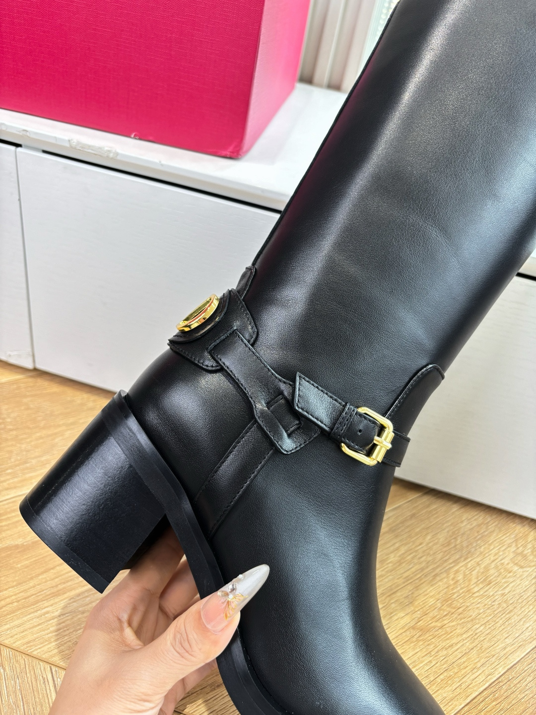G678新款华伦天奴VALENTINO骑士靴带配以复古黄铜做旧效果VLOGO SIGNATURE搭扣开合 VALENTI