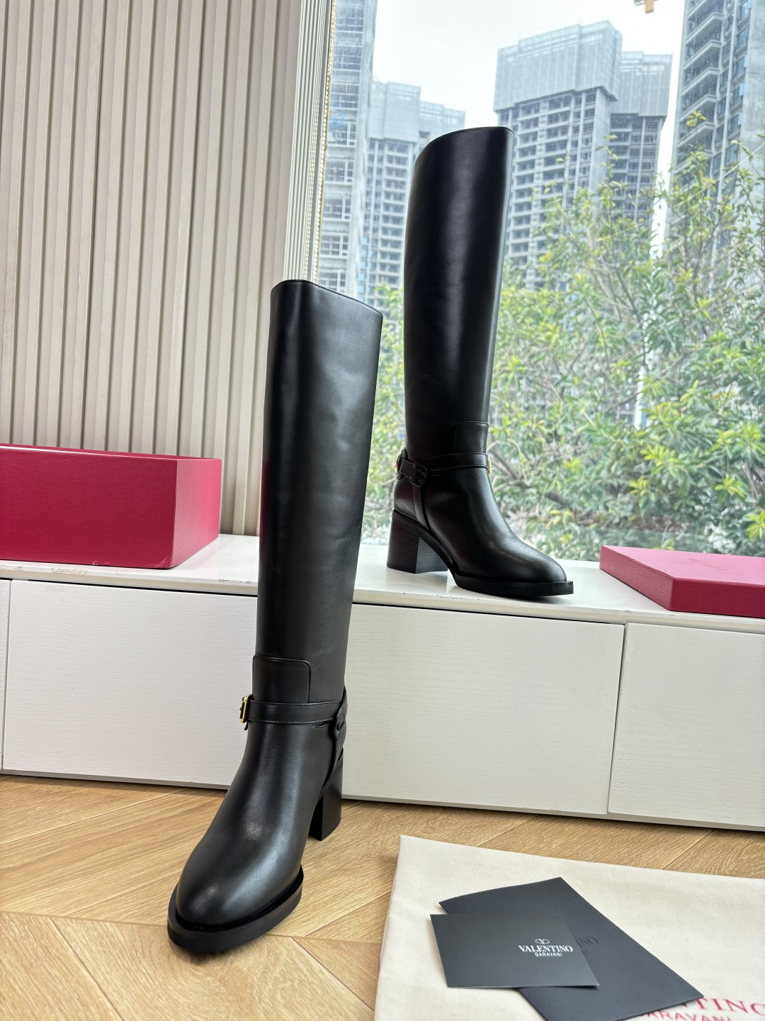 G678新款华伦天奴VALENTINO骑士靴带配以复古黄铜做旧效果VLOGO SIGNATURE搭扣开合 VALENTI