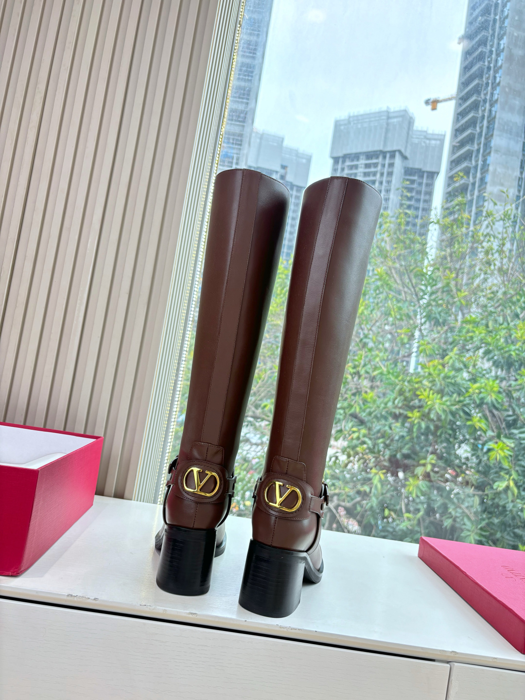 G678新款华伦天奴VALENTINO骑士靴带配以复古黄铜做旧效果VLOGO SIGNATURE搭扣开合 VALENTI G678新款华伦天奴VALENTINO骑士靴带配以复古黄铜做旧效果VLOGO SIGNATURE搭扣开合 VALENTI