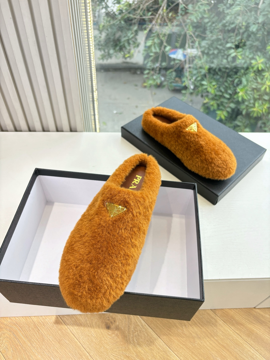 G036所见即所得代购级别市面最高版本 PRADA 普拉达秋冬新款△三角标一脚蹬羊毛鞋,厚底靴 雪地靴 双色擦色牛绒真羊 G036所见即所得代购级别市面最高版本 PRADA 普拉达秋冬新款△三角标一脚蹬羊毛鞋,厚底靴 雪地靴 双色擦色牛绒真羊