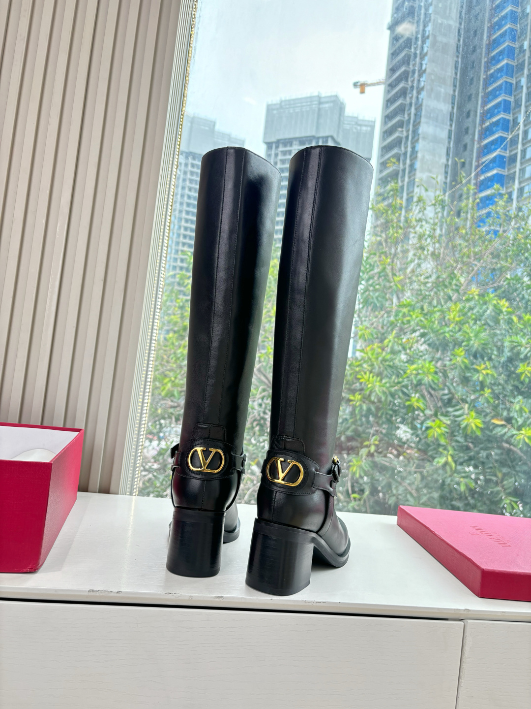 G678新款华伦天奴VALENTINO骑士靴带配以复古黄铜做旧效果VLOGO SIGNATURE搭扣开合 VALENTI