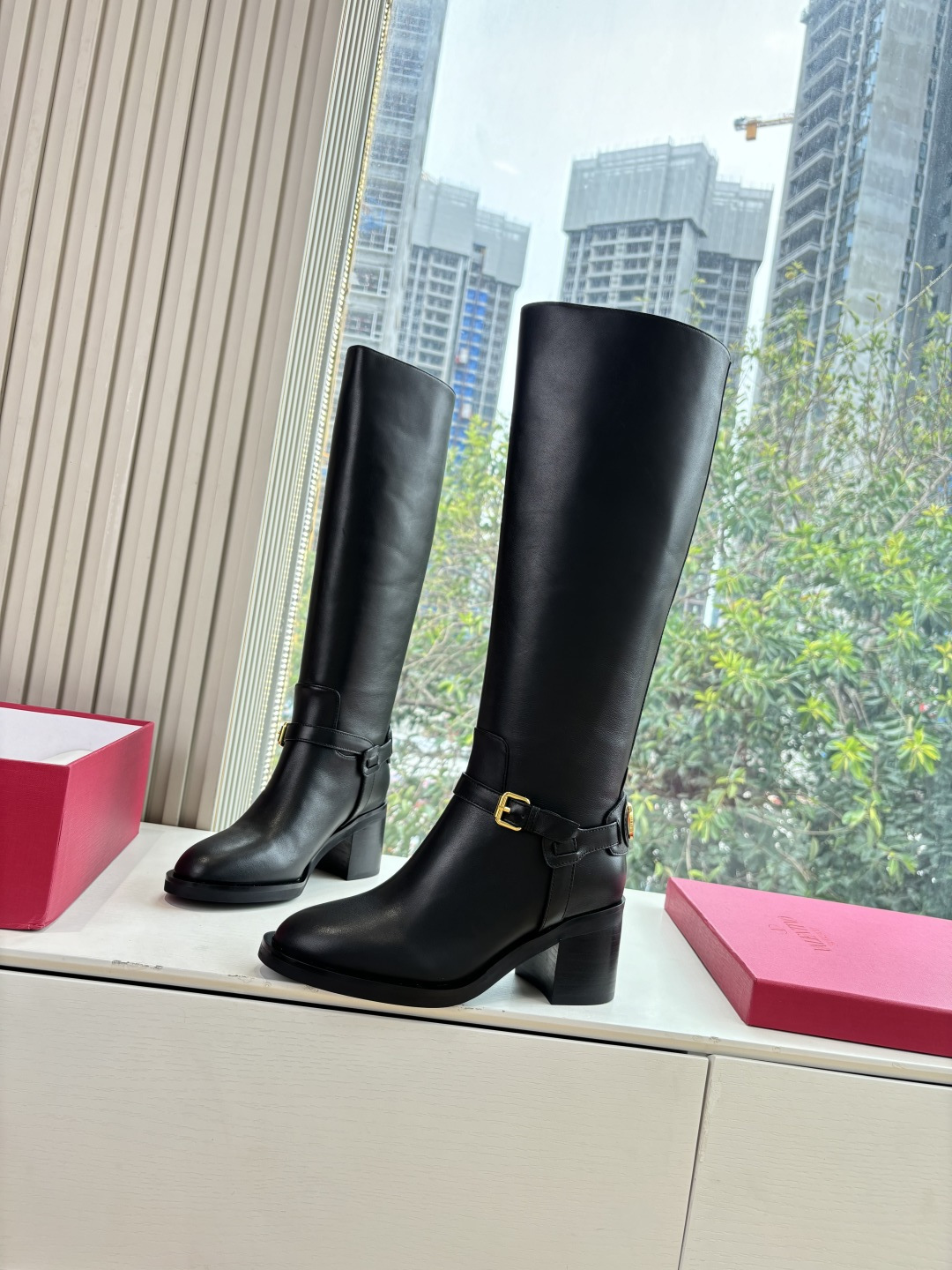 G678新款华伦天奴VALENTINO骑士靴带配以复古黄铜做旧效果VLOGO SIGNATURE搭扣开合 VALENTI