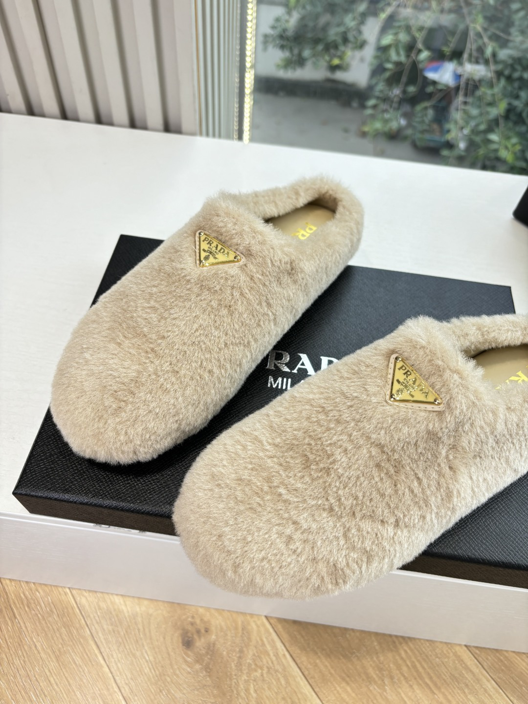 G036所见即所得代购级别市面最高版本 PRADA 普拉达秋冬新款△三角标一脚蹬羊毛鞋,厚底靴 雪地靴 双色擦色牛绒真羊 G036所见即所得代购级别市面最高版本 PRADA 普拉达秋冬新款△三角标一脚蹬羊毛鞋,厚底靴 雪地靴 双色擦色牛绒真羊