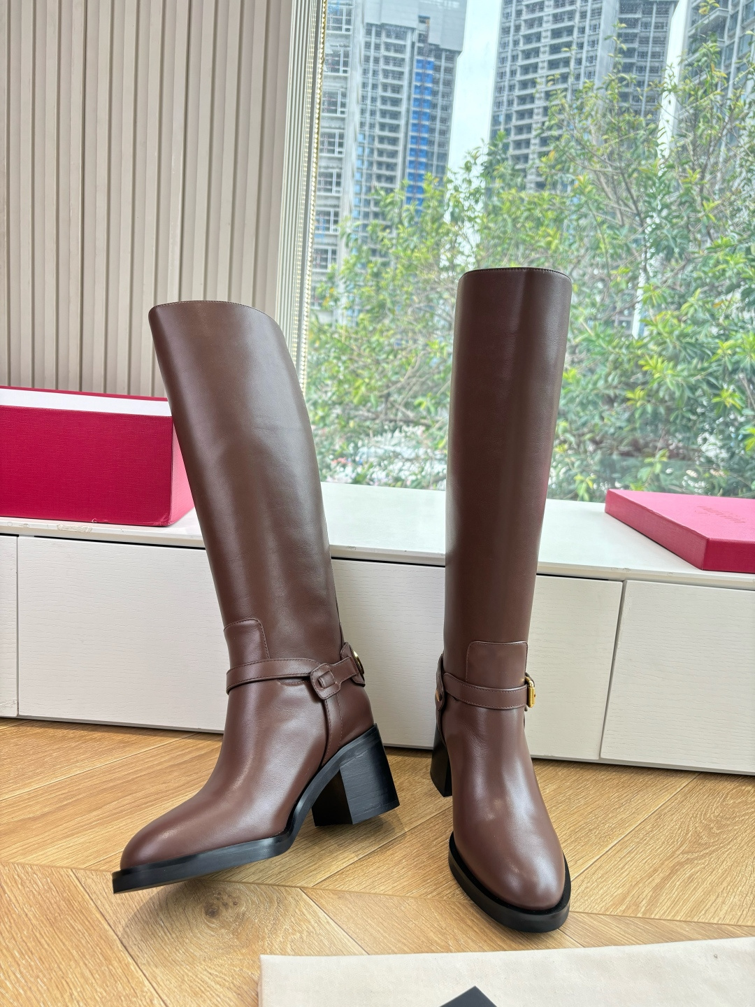 G678新款华伦天奴VALENTINO骑士靴带配以复古黄铜做旧效果VLOGO SIGNATURE搭扣开合 VALENTI G678新款华伦天奴VALENTINO骑士靴带配以复古黄铜做旧效果VLOGO SIGNATURE搭扣开合 VALENTI