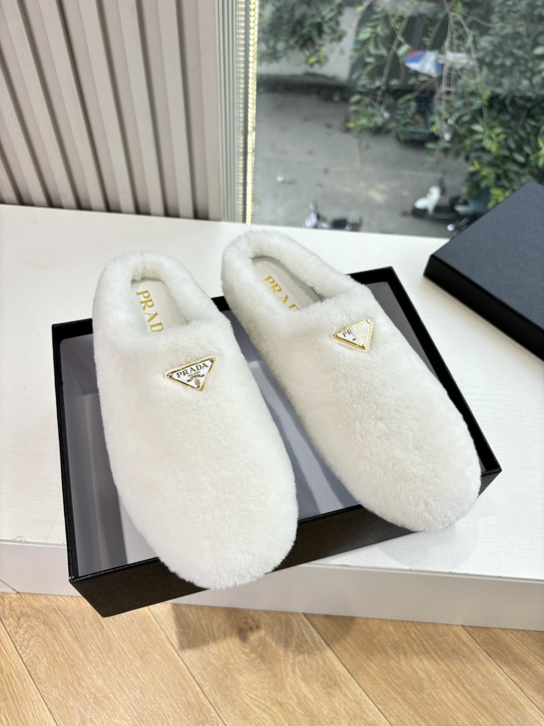 G036所见即所得代购级别市面最高版本 PRADA 普拉达秋冬新款△三角标一脚蹬羊毛鞋，厚底靴 雪地靴 双色擦色牛绒真羊