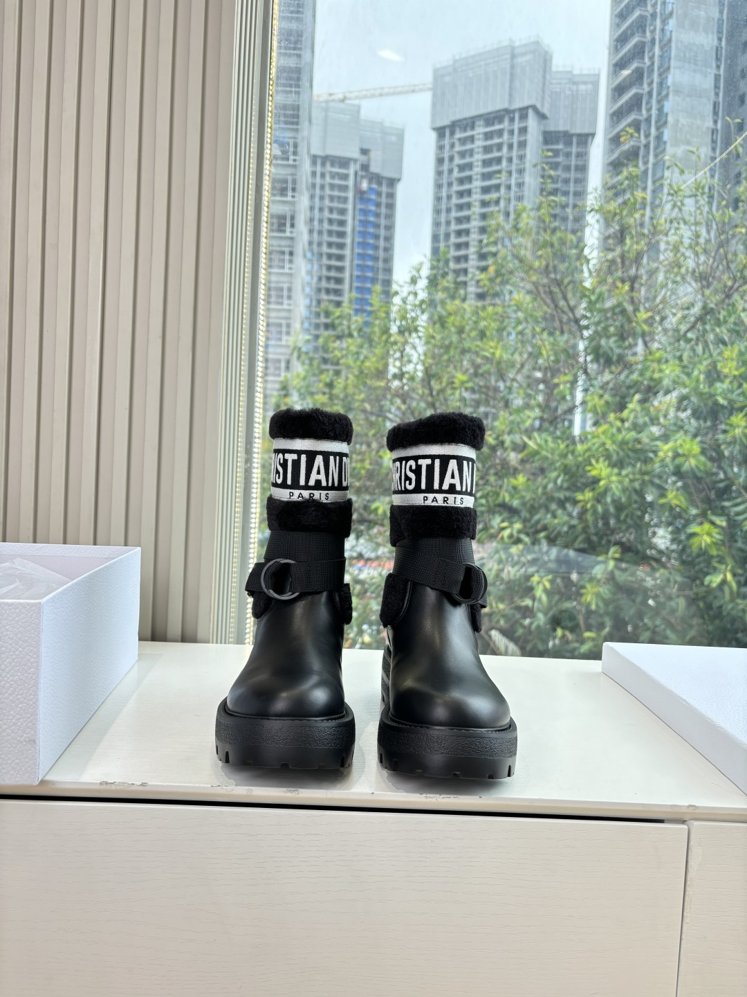 NO:592299,G133Miss Dior Dior CD 2025 autumn and winter boots Miss Dior CD2025 autumn and winter latest color high-definition poster model D-Major electric embroidery color block letter logo round toe mid-calf graffiti women's boots knight boots fabric original cowhide/wool lining original leather lining sole molded sole size 35-41 (40.41 customized non-refundable), boots, dior, dior, boots, cowhide19860909G133Miss Dior 迪奥 CD 2025秋冬长靴 Miss Dior 迪奥 CD2025秋冬最新色高定海报款D-Major电绣拼色字母logo 圆头中筒涂鸦女靴脚骑士靴 面料原版牛皮/羊毛 内里原版皮里 鞋底开模鞋底 尺码35-41(40.41定制不退不换),靴子,dior,dior,boots,cowhide,Women's Shoes