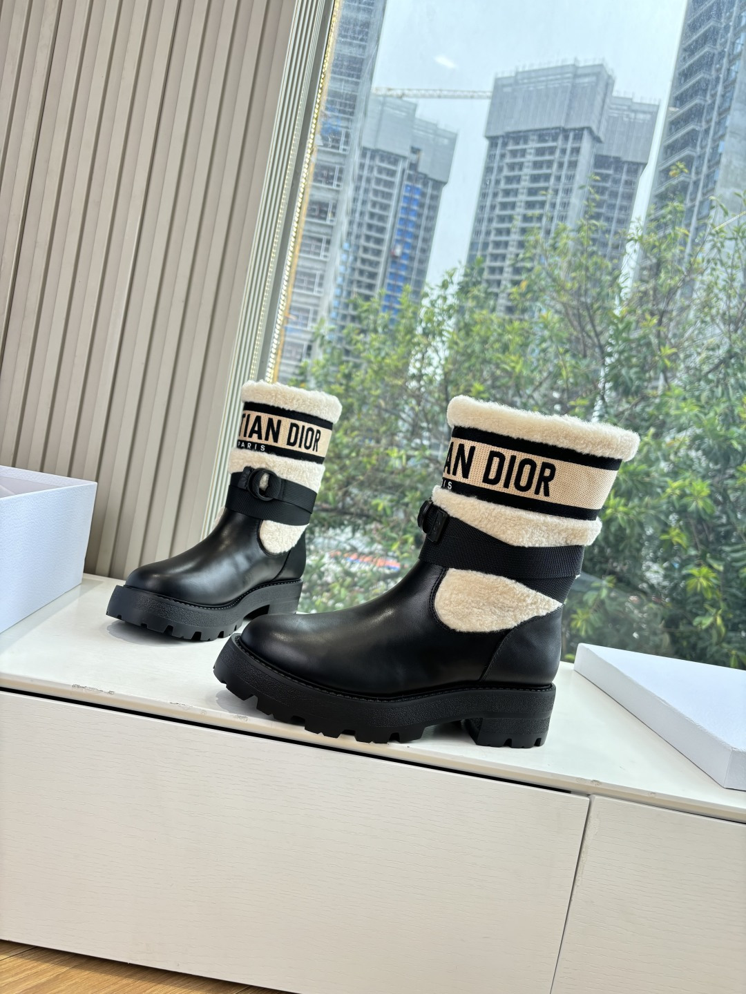 G133Miss Dior 迪奥 CD 秋冬长靴 Miss Dior 迪奥 CD秋冬最新色高定海报款D-Major电绣拼