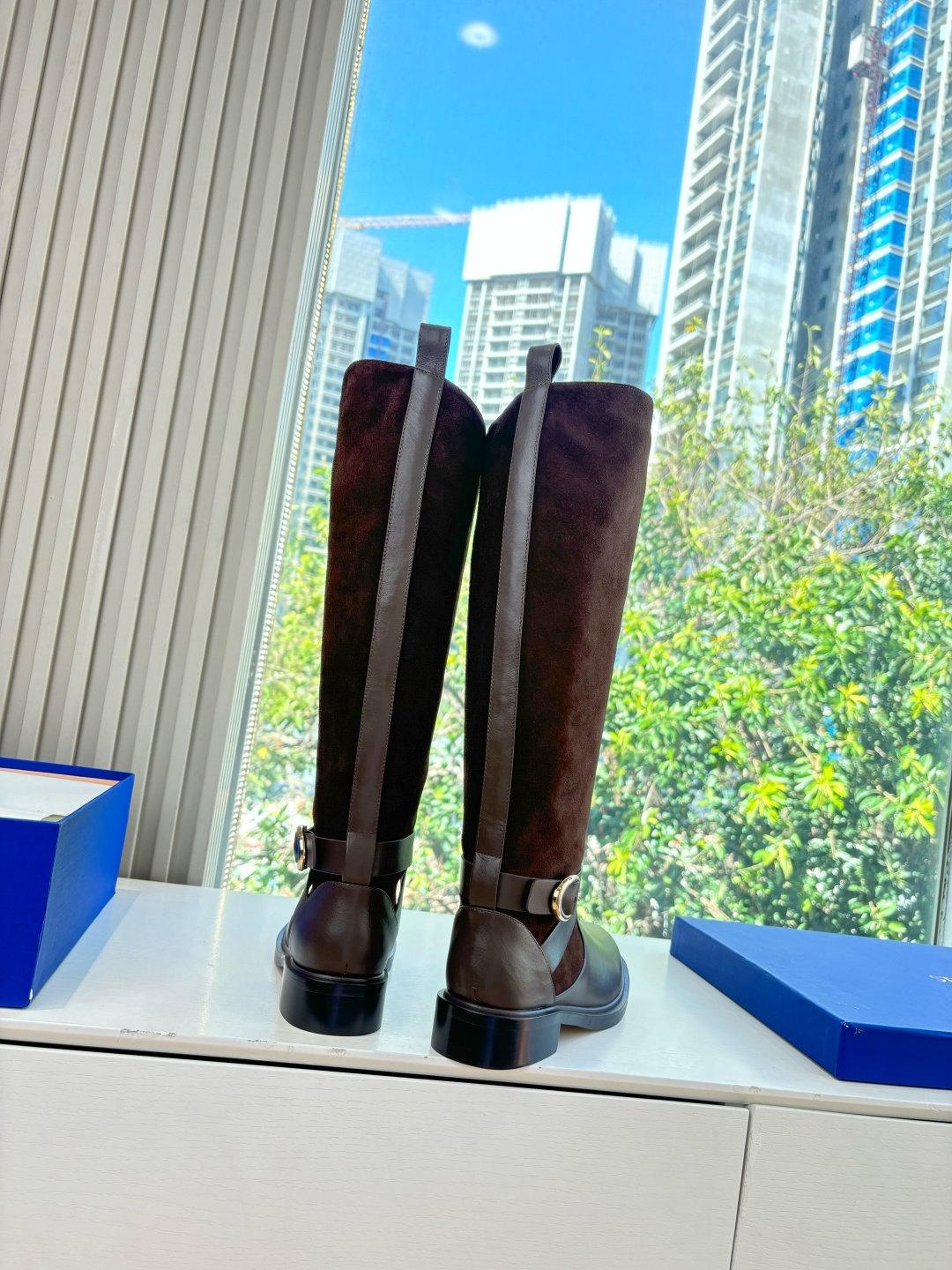 NO:578266,G588 What you see is what you get SW autumn and winter boots series!  Stuart Weitzman Cavalier Boots Flat Chelsea Booties are always available in the channel, with our RISE tire soles. The popular LIFT tire soles are bold in personality, handsome and rough in design, full of fashionable charm, lightweight and comfortable to fit the leg. The texture is lightweight and comfortable to fit the leg, and the eye-catching thick silhouette design is matched with a series of materials to make every step you take full of fashion, functionality and influence. Upper cowhide/nubuck leather lining  Original outsole, size 35-40 (40. Customized, non-refundable and non-exchangeable), boots, stuart weitzman, boots, cowhide19860909G588所见即所得SW秋冬靴系列！Stuart Weitzman 骑士靴平底切尔西短靴渠道好货势不可挡,搭配我们的RISE轮胎鞋底 广受欢迎的LIFT轮胎鞋底个性张扬、帅气粗旷设计、尽显时尚魅力、质感轻盈且舒适贴合腿型. 质感轻盈且舒适贴合腿型,引人瞩目的粗扩廓形设计搭配一系列材质,令您的每一步均尽显时尚、功能性及影响力. 鞋面牛皮/磨砂 内里皮里 大底原版鞋底 尺码35-40（40.定制不退不换),靴子,stuart weitzman,boots,cowhide,Women's Shoes