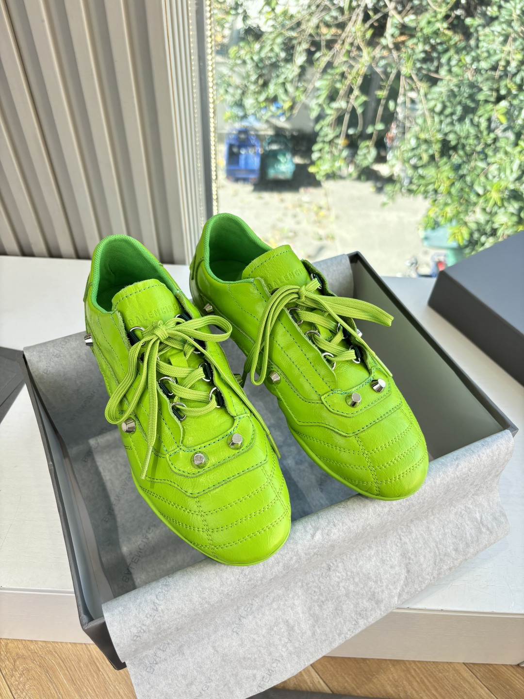 NO:592297,G261BALENCIAG* Balenciaga's new product, sports-style sneakers ｜Pioneering fashion welded to the feet, metallic silver is full of futuristic feeling, cherry blossom pink is sweet and cool, full of dark black aura, fluorescent green is eye-catching for the street... Each style is a style weapon for fashionistas to go out on the street. Step on the fashionable pioneer genes under your feet. The right to speak in this autumn and winter fashion is under your control. Imported butter leather for the upper, imported sheepskin for the lining, ZP molded outsole  Sizes 35-45 (couples) 39.40 notes for men and women when ordering, 45 customized, non-returnable, non-exchangeable, casual shoes/sports shoes, balenciaga, balenciaga, sneakers, sheepskin19860909G261BALENCIAG* 巴黎世家新品 运动风球鞋 ｜把先锋时髦焊在脚上金属银未来感拉满 樱花粉甜酷对冲 暗黑黑气场全开 荧光绿炸街吸睛……每一款都是潮人出街的风格武器 把时髦的先锋基因踩在脚下 这个秋冬的时尚话语权 由你掌控 鞋面进口牛油皮 内里进口羊皮 ZP开模大底 尺码35-45（情侣款）39.40下单备注男女, 45定制不退不换,休闲鞋/运动鞋,balenciaga,balenciaga,sneakers,sheepskin,Women's Shoes