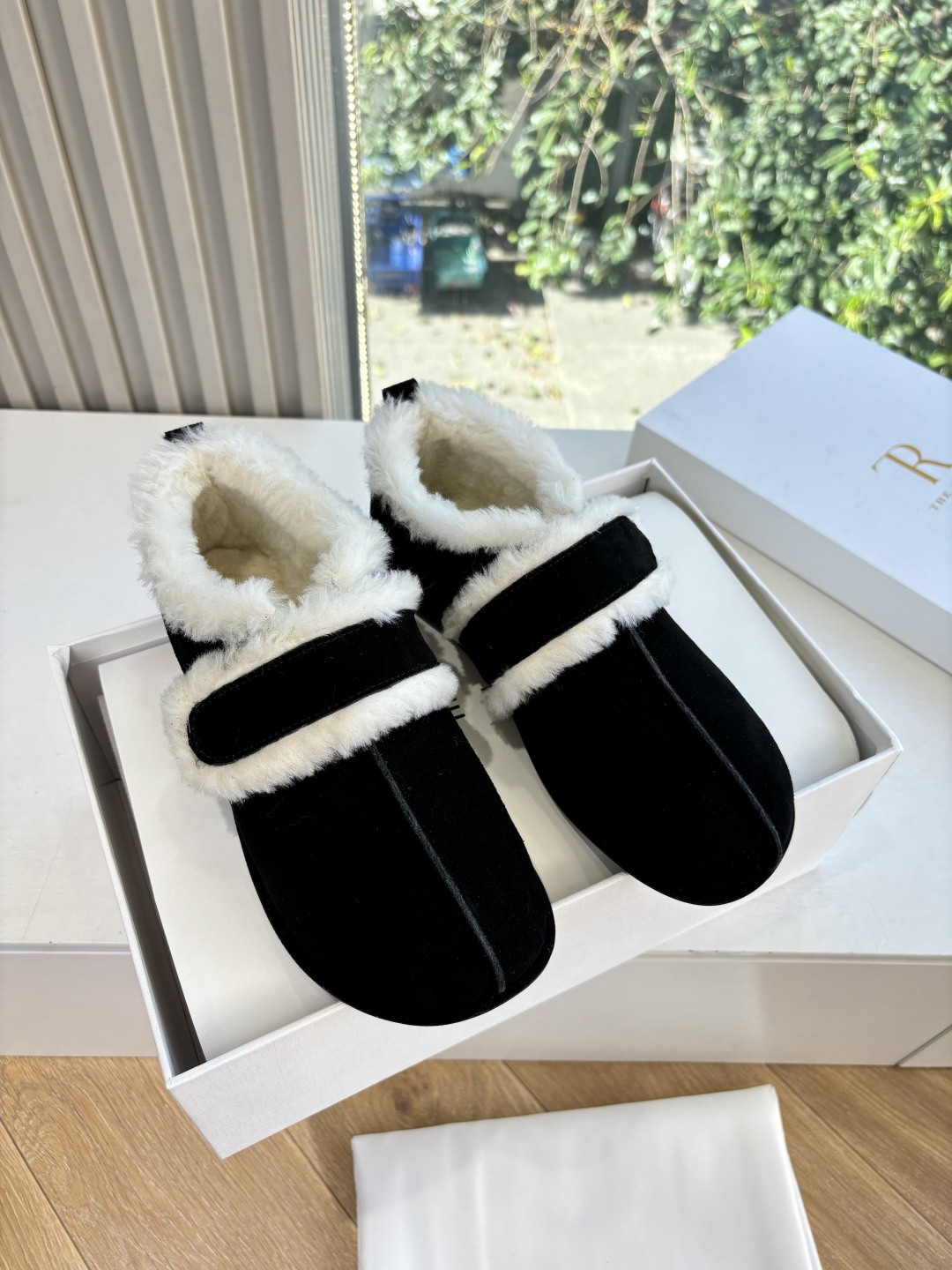 NO:612693,G679The row 25 new flat cotton shoes. It is rare to see a model that is so fine and tolerant to the feet. It modifies the foot shape properly without losing its unique charm. It is convenient and convenient to put on the feet. It is also very comfortable and can be worn in daily life. It is super versatile!  Imported cowhide nubuck upper, fur lining, outsole, original genuine leather sole Size: 35-40 (40, 41 customized, non-returnable), fur shoes, cowhide19860909G679The row 25新款平底棉鞋很少会看到一款会做到这么精细、而且对脚的包容性特别强,把脚型修饰得妥妥的,又不失独特韵味,上脚方便便捷,且非常舒适、日常穿都没有问题的、超级百搭！ 鞋面进口牛皮磨砂 内里毛里 大底原版真皮鞋底 码数:35-40（40,41订做不退换）,毛毛鞋,cowhide,Women's Shoes