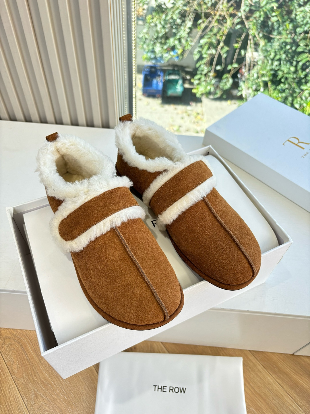 NO:612698,G679The row 25 new flat cotton shoes. It is rare to see a model that is so fine and tolerant to the feet. It modifies the foot shape properly without losing its unique charm. It is convenient and convenient to put on the feet. It is also very comfortable and can be worn in daily life. It is super versatile!  Imported cowhide nubuck upper, fur lining, outsole, original genuine leather sole Size: 35-40 (40, 41 customized, non-returnable), fur shoes, cowhide19860909G679The row 25新款平底棉鞋很少会看到一款会做到这么精细、而且对脚的包容性特别强,把脚型修饰得妥妥的,又不失独特韵味,上脚方便便捷,且非常舒适、日常穿都没有问题的、超级百搭！ 鞋面进口牛皮磨砂 内里毛里 大底原版真皮鞋底 码数:35-40（40,41订做不退换）,毛毛鞋,cowhide,Women's Shoes