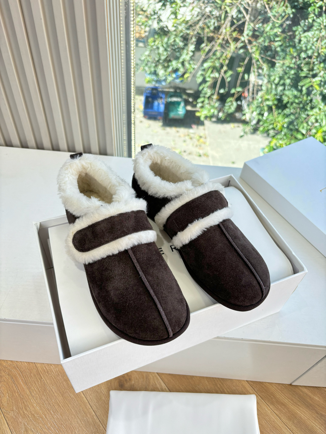 NO:612688,G679The row 25 new flat cotton shoes. It is rare to see a model that is so fine and tolerant to the feet. It modifies the foot shape properly without losing its unique charm. It is convenient and convenient to put on the feet. It is also very comfortable and can be worn in daily life. It is super versatile!  Imported cowhide nubuck upper, fur lining, outsole, original genuine leather sole Size: 35-40 (40, 41 customized, non-returnable), fur shoes, cowhide19860909G679The row 25新款平底棉鞋很少会看到一款会做到这么精细、而且对脚的包容性特别强,把脚型修饰得妥妥的,又不失独特韵味,上脚方便便捷,且非常舒适、日常穿都没有问题的、超级百搭！ 鞋面进口牛皮磨砂 内里毛里 大底原版真皮鞋底 码数:35-40（40,41订做不退换）,毛毛鞋,cowhide,Women's Shoes