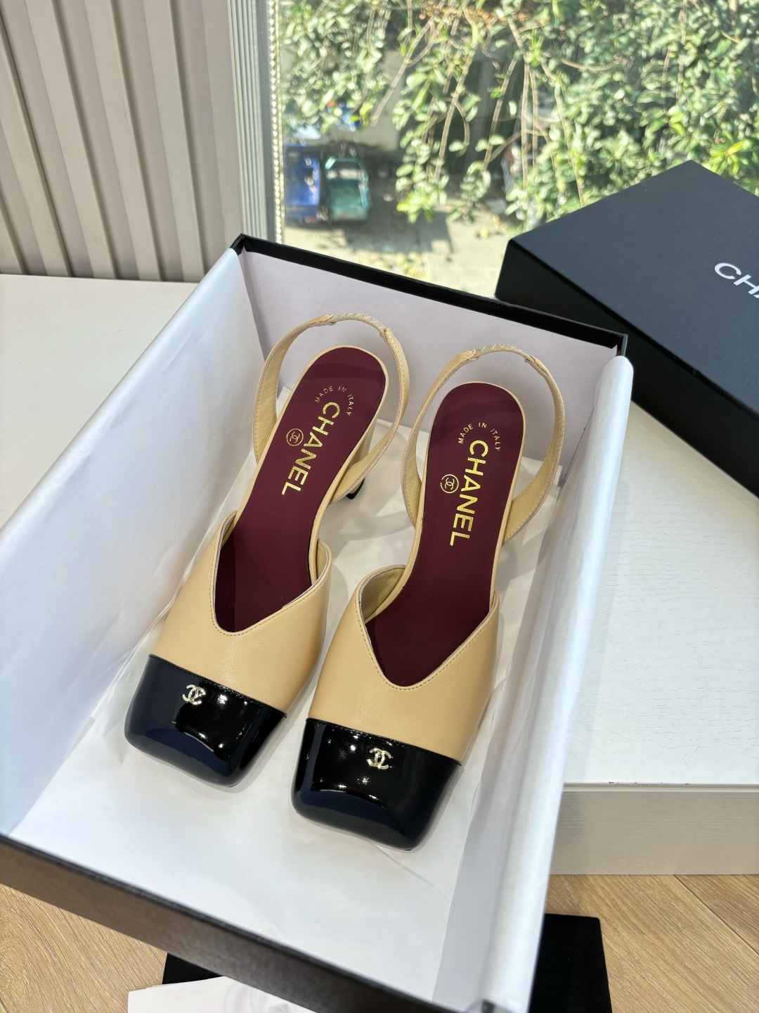 NO:592293,G170CHANE*｜Xiaoxiang 25K catwalk style double C lock single shoe sandals, large square toe high heels. When the show lights of the Grand Palais in Paris focus on the toes, this pair of catwalk style large square toe high heels write a fashion note of classics and innovations with a neat posture. The iconic large square toe breaks the traditional shackles and uses stretched lines to outline a modern silhouette. The brand's 110 years of high-end genes are integrated into daily steps.  Every inch of curvature exudes an effortless sense of luxury. The metal double C logo is three-dimensionally embedded in the toe, releasing brand recognition with every step. What is even more amazing is the futuristic heel design. Multiple mirror reflections or transparent quilted arch structures allow functionality and artistry to perfectly coexist, taking into account stable support and visual tension. Every rise and fall resonates retro and avant-garde, making elegance a self-declaration of walking. The fabric is made of original custom leather and the inner pads are all silk sheepskin.  Italian imported genuine leather outsole size 35-39 (customized 40/41), high heels sandals, chanel, sandals, high heels, sheepskin, Leather soles19860909G170CHANE*｜小香25K走秀款双C锁扣单鞋凉鞋大方头高跟鞋当巴黎大皇宫的秀场灯光聚焦于足尖这双走秀款大方头高跟鞋便以利落姿态 写下经典与创新的时尚注解 . 标志性大方头打破传统桎梏 以舒展线条勾勒摩登轮廓 将品牌110年来的高定基因融入日常步履 每一寸弧度都透着毫不费力的高级感. 金属双C标志 立体镶嵌于鞋头 随步伐流转间释放品牌辨识度 更令人惊艳的是极具未来感的鞋跟设计 多镜面反射或透明绗缝拱形结构 让功能性与艺术性完美共生 兼顾稳定支撑与视觉张力. 每一步起落都是复古与前卫的共鸣 让优雅成为行走的自我宣言. 面料采用原版定制皮料 内里垫脚均为丝绸羊皮 意大利进口真皮大底 size35-39（40/41定制）,高跟鞋凉鞋,chanel,sandals,high heels,sheepskin,Leather soles,Women's Shoes