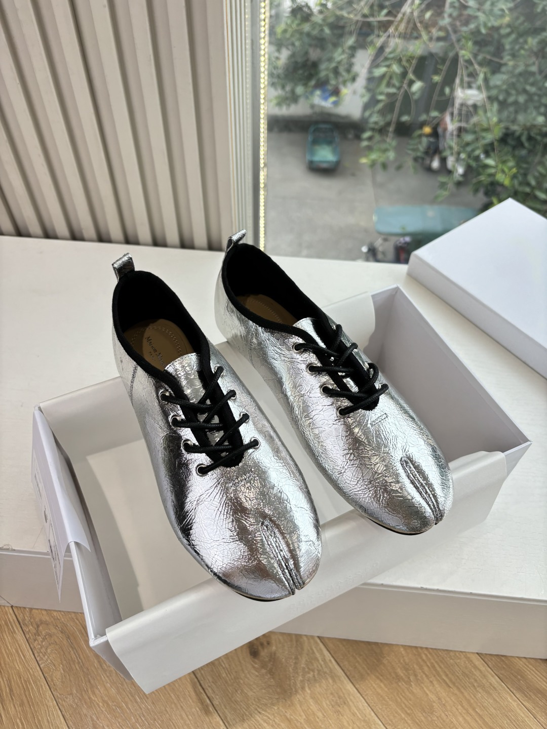 NO:592279,G077 Purchasing Level 2025 Maison Margie* Margie Split Toe Thick Heel Flat Retro Mary Jane Lace Up Split Toe Shoes. Great version. Very difficult to make!  Margiela split-toe shoes have been pushed into the limelight again, and Xiaohongshu’s posts have exploded one after another!  A must-have for sexy and cool girls. Fried chicken on the feet looks good. You can feel free to wear it and you will be the most unique existence among that group. The fabric is imported cowhide. The lining is cowhide. Outsole. Genuine leather sole imported from Italy. Code number: 35-39/40.41. Customized, non-returnable and non-exchangeable. Mary Jane, masion margiela, mary jane, cowhide19860909G077代购级别2025Maison Margie*马吉拉分趾粗跟平底复古玛丽珍系带分趾鞋 太棒了的版本 非常不好做！马吉拉分趾鞋又被推到风口啦 小红书发一个爆一个！性感酷辣女孩必备 上脚炒鸡好看 大家放心冲穿上它你就是那个人群中最独特的存在 面料进口牛皮 内里垫脚牛皮 大底 意大利进口真皮底 码数:35-39/40.41定制不退不换,玛丽珍,masion margiela,mary jane,cowhide,Women's Shoes