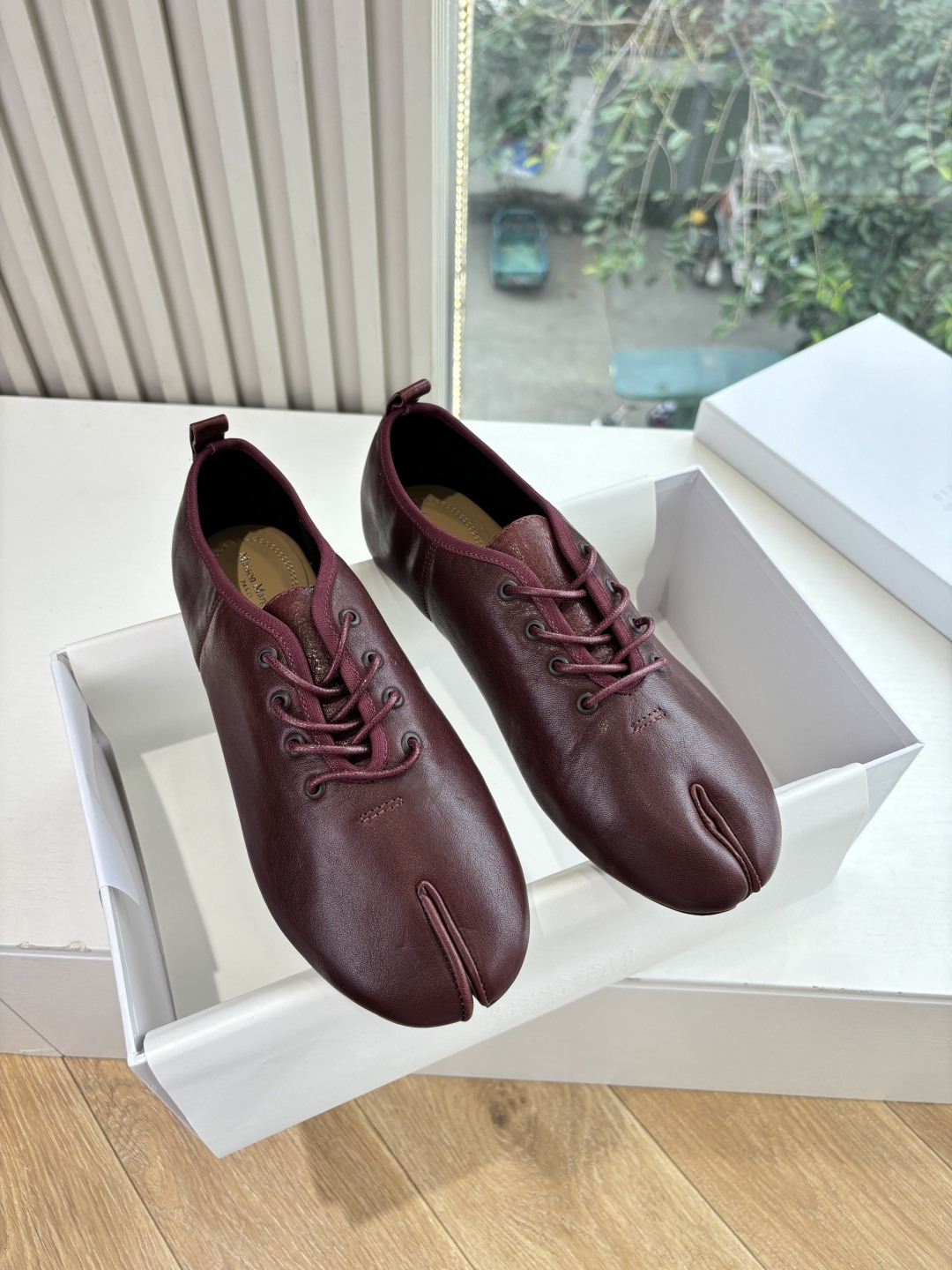 NO:592276,G077 Purchasing Level 2025 Maison Margie* Margie Split Toe Thick Heel Flat Retro Mary Jane Lace Up Split Toe Shoes. Great version. Very difficult to make!  Margiela split-toe shoes have been pushed into the limelight again, and Xiaohongshu’s posts have exploded one after another!  A must-have for sexy and cool girls. Fried chicken looks good on your feet. Don’t worry, wear it and you will be the most unique existence among that group. Fabric: Vegetable-tanned cowhide. Lining: cowhide. Outsole. Genuine leather sole imported from Italy. Size: 35-39/40.41 Customized, non-returnable, non-exchangeable, Mary Jane, masion margiela, mary jane, cowhide19860909G077代购级别2025Maison Margie*马吉拉分趾粗跟平底复古玛丽珍系带分趾鞋 太棒了的版本 非常不好做！马吉拉分趾鞋又被推到风口啦 小红书发一个爆一个！性感酷辣女孩必备 上脚炒鸡好看 大家放心冲穿上它你就是那个人群中最独特的存在 面料植鞣牛皮 内里垫脚牛皮 大底 意大利进口真皮底 码数:35-39/40.41定制不退不换,玛丽珍,masion margiela,mary jane,cowhide,Women's Shoes