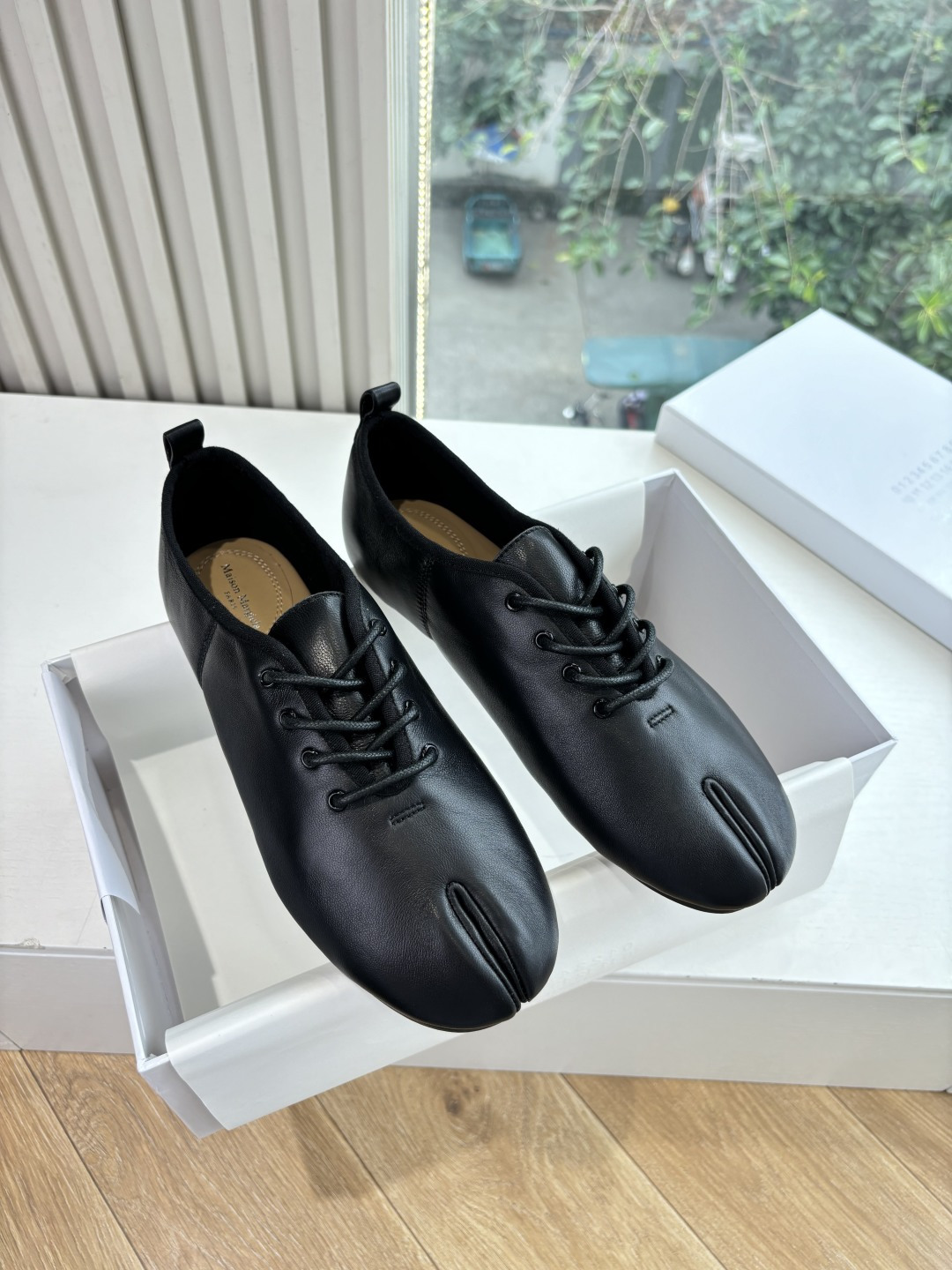 NO:592273,G077 Purchasing Level 2025 Maison Margie* Margie Split Toe Thick Heel Flat Retro Mary Jane Lace Up Split Toe Shoes. Great version. Very difficult to make!  Margiela split-toe shoes have been pushed into the limelight again, and Xiaohongshu’s posts have exploded one after another!  A must-have for sexy and cool girls. Fried chicken on the feet looks good. You can feel free to wear it and you will be the most unique existence among that group. Fabric: sheepskin. Lining: cowhide. Outsole. Genuine leather bottom imported from Italy. Code number: 35-39/40.41. Customized, non-refundable and non-exchangeable. Mary Jane, masion margiela, mary jane, cowhide, sheepskin19860909G077代购级别2025Maison Margie*马吉拉分趾粗跟平底复古玛丽珍系带分趾鞋 太棒了的版本 非常不好做！马吉拉分趾鞋又被推到风口啦 小红书发一个爆一个！性感酷辣女孩必备 上脚炒鸡好看 大家放心冲穿上它你就是那个人群中最独特的存在 面料羊皮 内里垫脚牛皮 大底 意大利进口真皮底 码数:35-39/40.41定制不退不换,玛丽珍,masion margiela,mary jane,cowhide,sheepskin,Women's Shoes