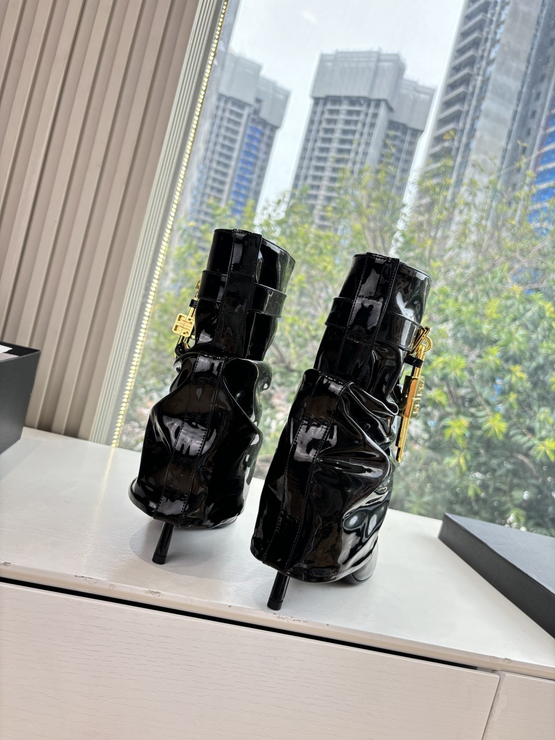 G277😀GIVENCHY纪梵希所见即所得新款时尚长靴骑士靴亮泽皮革靴原版1:1开发,腿部饰有皮革束带,搭配金属扣,侧面 G277😀GIVENCHY纪梵希所见即所得新款时尚长靴骑士靴亮泽皮革靴原版1:1开发,腿部饰有皮革束带,搭配金属扣,侧面