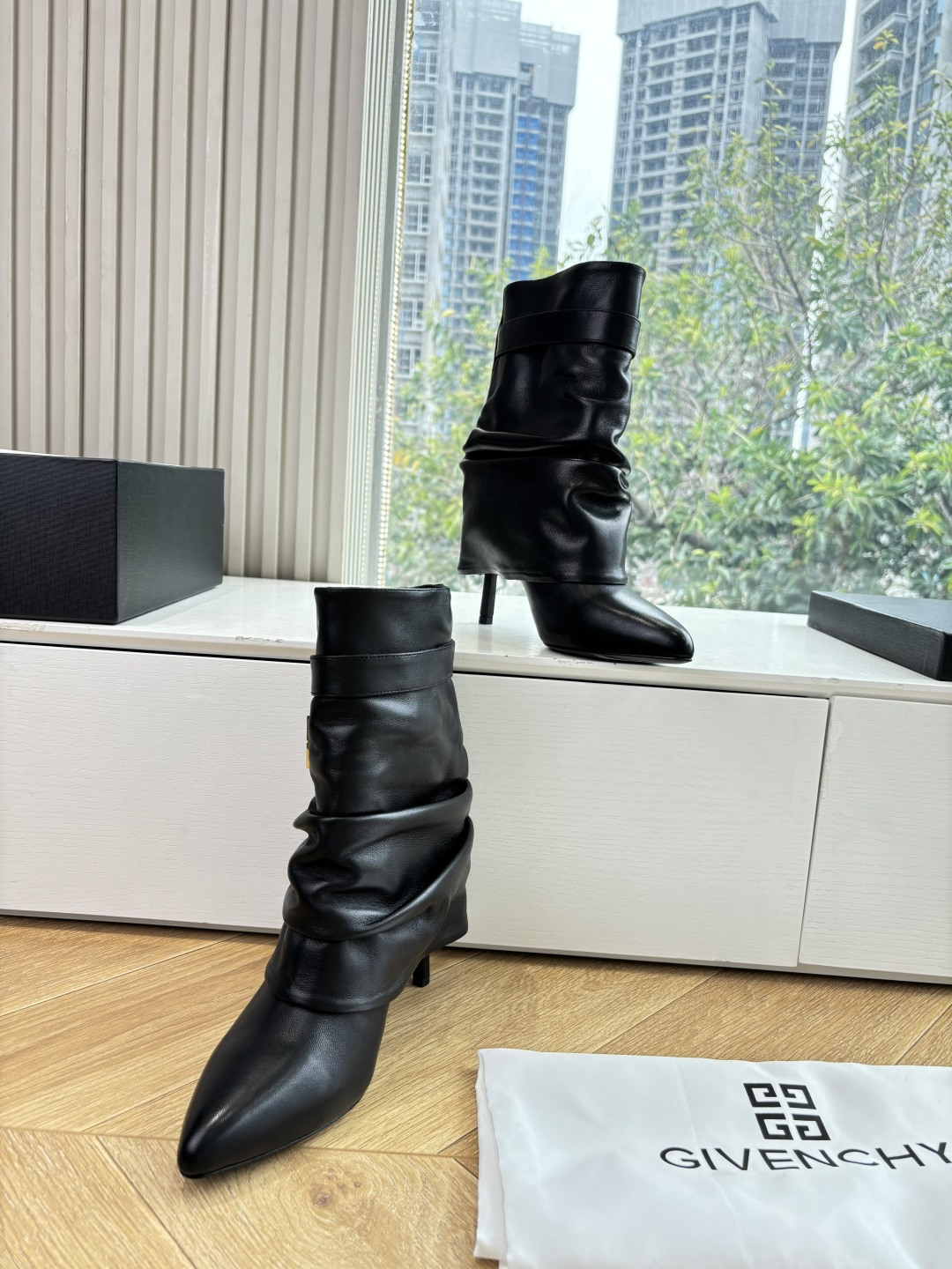 G277😀GIVENCHY纪梵希所见即所得新款时尚长靴骑士靴亮泽皮革靴原版1:1开发，腿部饰有皮革束带，搭配金属扣，侧面