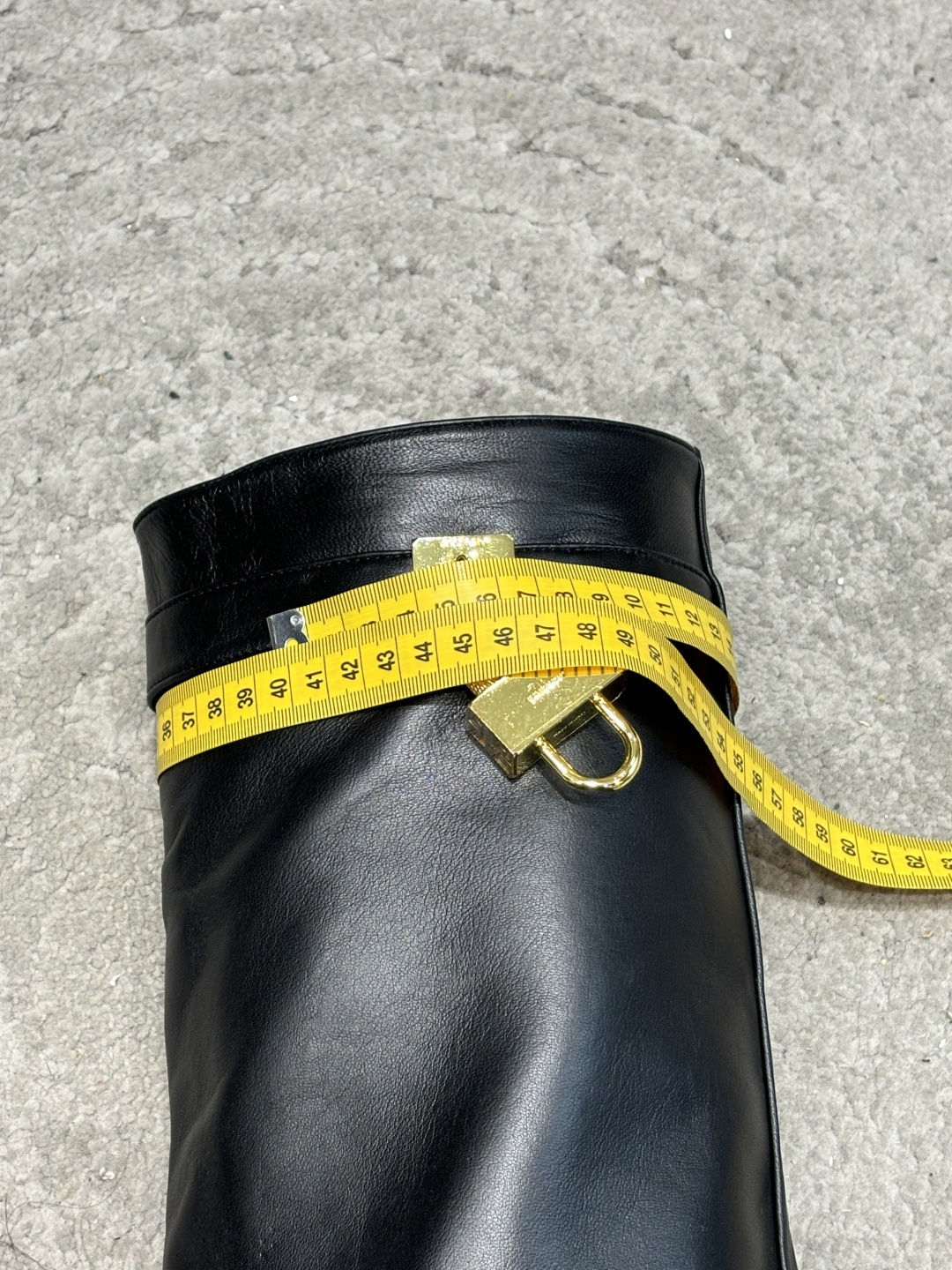 G277😀GIVENCHY纪梵希所见即所得新款时尚长靴骑士靴亮泽皮革靴原版1:1开发，腿部饰有皮革束带，搭配金属扣，侧面