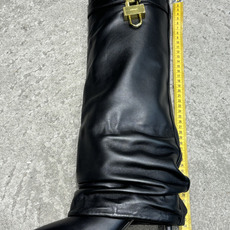 G277😀GIVENCHY纪梵希所见即所得新款时尚长靴骑士靴亮泽皮革靴原版1:1开发,腿部饰有皮革束带,搭配金属扣,侧面 G277😀GIVENCHY纪梵希所见即所得新款时尚长靴骑士靴亮泽皮革靴原版1:1开发,腿部饰有皮革束带,搭配金属扣,侧面