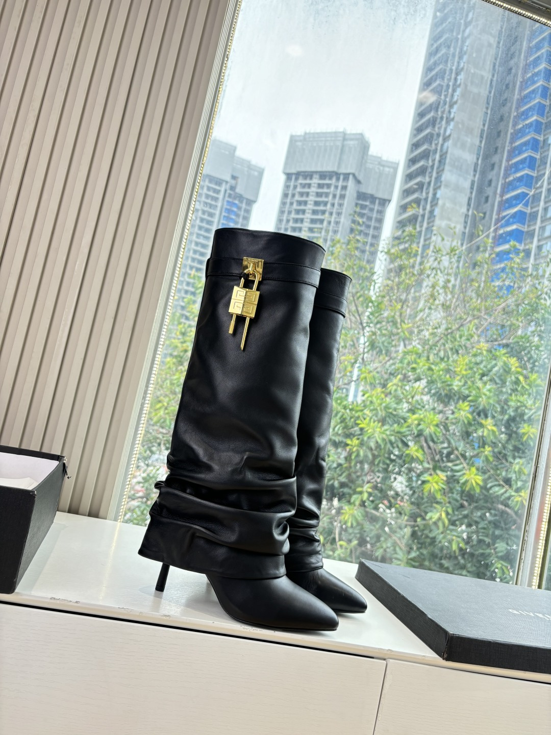 NO:592267,G277GIVENCHY Givenchy WYSIWYG new fashion boots knight boots shiny leather boots original 1:1 development, leather straps on the legs, metal buckles, gold asymmetrical 4G LOGO metal padlock on the side, almond-shaped toe, heel height about 11cm, fabric cowhide, sheepskin lining  Size 35-42 (40-41 customized, non-refundable and non-exchangeable), boots, givenchy, givenchy, boots, cowhide, sheepskin19860909G277GIVENCHY纪梵希所见即所得新款时尚长靴骑士靴亮泽皮革靴原版1:1开发,腿部饰有皮革束带,搭配金属扣,侧面饰有金色不对称4G LOGO金属挂锁,杏仁形鞋头 跟高约11cm 面料牛皮 内里羊皮革 码数35-42(40-41定制不退不换),靴子,givenchy,givenchy,boots,cowhide,sheepskin,Women's Shoes