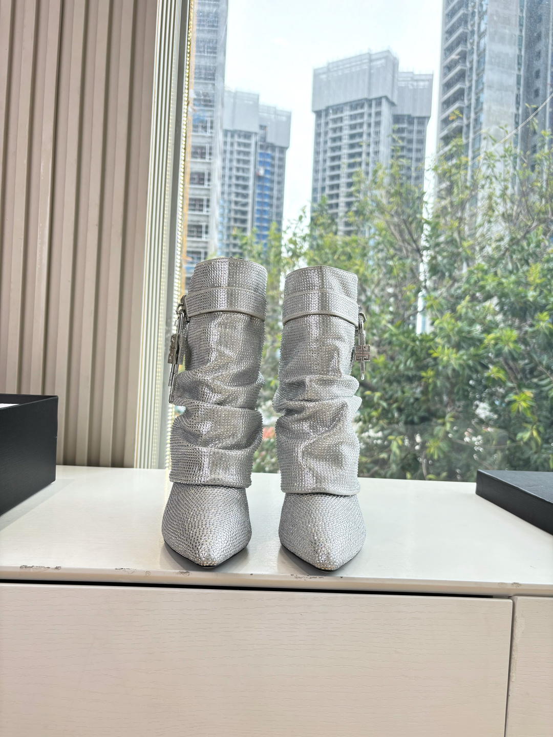 NO:592264,G277GIVENCHY Givenchy WYSIWYG new fashion boots, knight boots, glossy leather boots, original 1:1 development, with leather straps on the legs, metal buckles, gold asymmetrical 4G LOGO metal padlocks on the sides, almond-shaped toe, heel height about 11cm, fabric hot-drilled, lining sheep leather, code number 35-42 (40-41 customized, non-returnable, non-exchangeable), boots, givenchy, givennchy, boots, sheepskin19860909G277GIVENCHY纪梵希所见即所得新款时尚长靴骑士靴亮泽皮革靴原版1:1开发,腿部饰有皮革束带,搭配金属扣,侧面饰有金色不对称4G LOGO金属挂锁,杏仁形鞋头 跟高约11cm 面料烫钻 内里羊皮革 码数35-42(40-41定制不退不换),靴子,givenchy,givenchy,boots,sheepskin,Women's Shoes