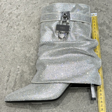 G277😀GIVENCHY纪梵希所见即所得新款时尚长靴骑士靴亮泽皮革靴原版1:1开发,腿部饰有皮革束带,搭配金属扣,侧面 G277😀GIVENCHY纪梵希所见即所得新款时尚长靴骑士靴亮泽皮革靴原版1:1开发,腿部饰有皮革束带,搭配金属扣,侧面