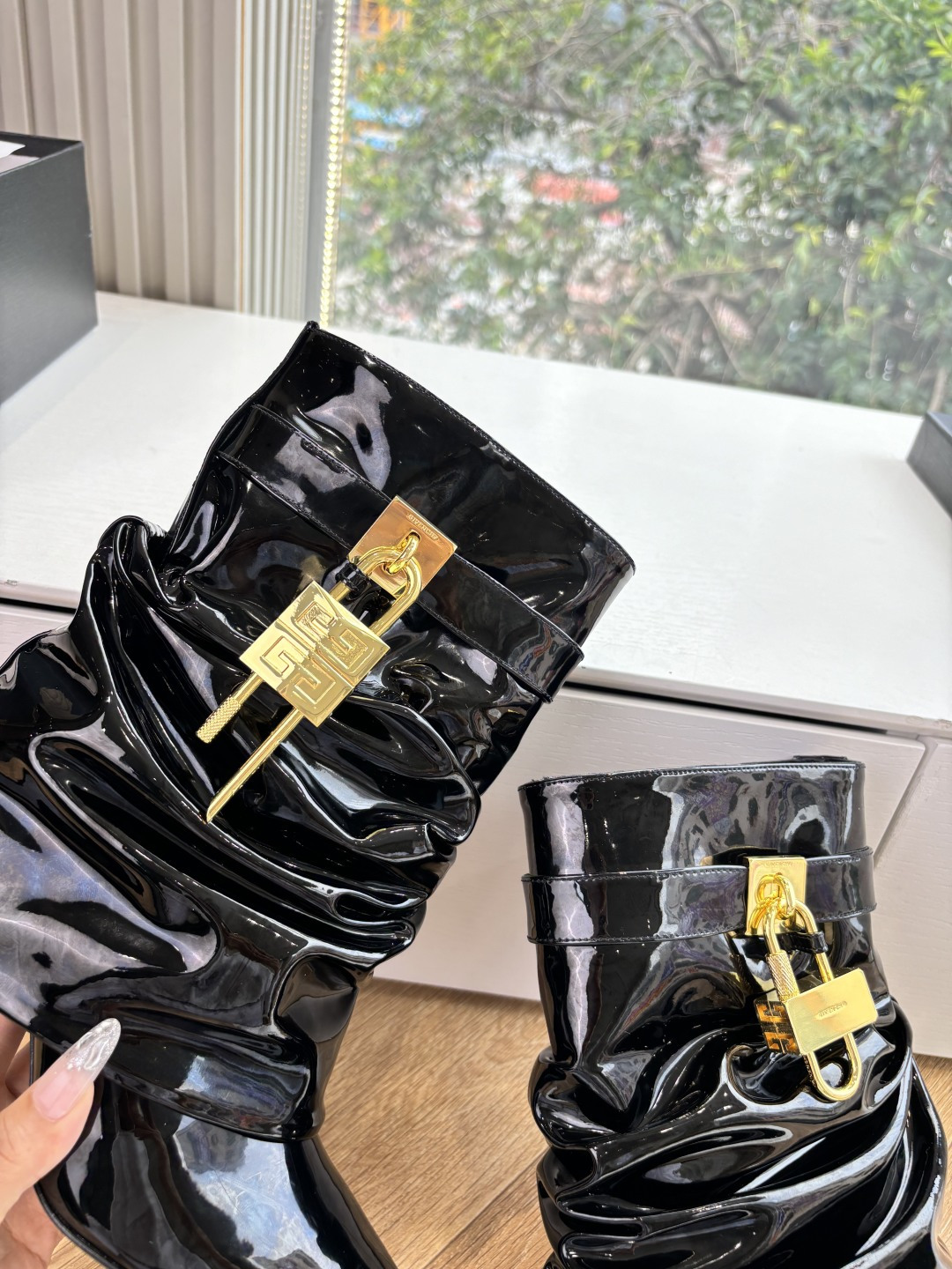 G277😀GIVENCHY纪梵希所见即所得新款时尚长靴骑士靴亮泽皮革靴原版1:1开发,腿部饰有皮革束带,搭配金属扣,侧面 G277😀GIVENCHY纪梵希所见即所得新款时尚长靴骑士靴亮泽皮革靴原版1:1开发,腿部饰有皮革束带,搭配金属扣,侧面