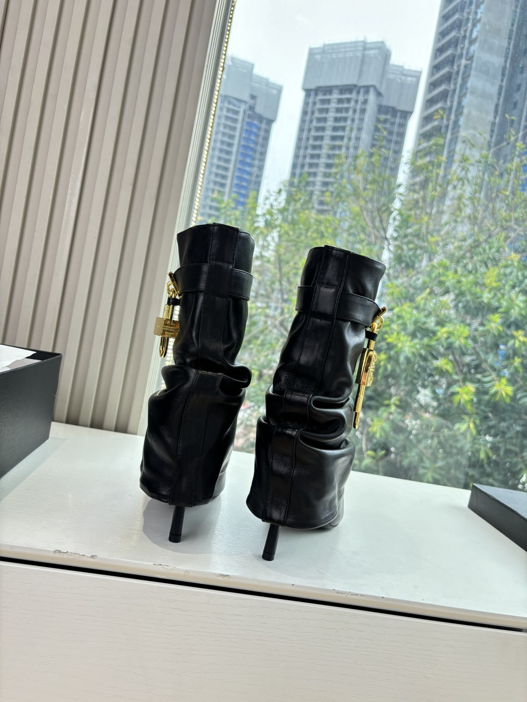 G277😀GIVENCHY纪梵希所见即所得新款时尚长靴骑士靴亮泽皮革靴原版1:1开发，腿部饰有皮革束带，搭配金属扣，侧面
