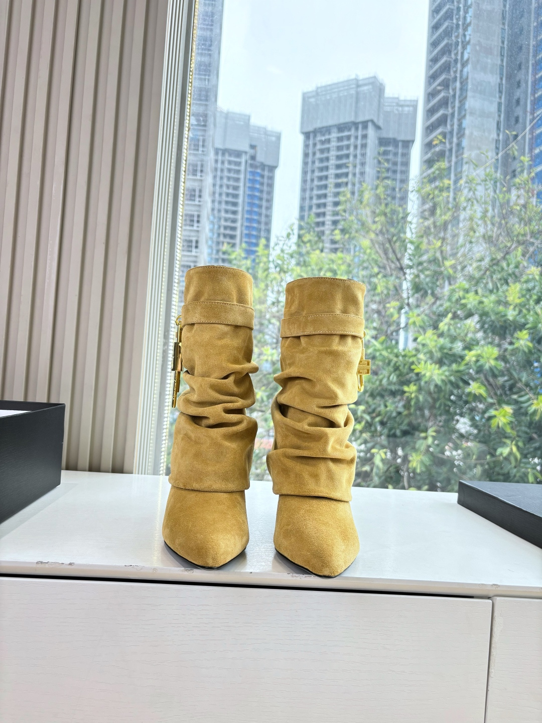 NO:592261,G277GIVENCHY Givenchy WYSIWYG new fashion boots knight boots shiny leather boots original 1:1 development, leather straps on the legs, metal buckles, gold asymmetrical 4G LOGO metal padlock on the side, almond-shaped toe, heel height about 11cm, fabric cowhide, sheepskin lining  Size 35-42 (40-41 customized, non-refundable and non-exchangeable), boots, givenchy, givenchy, boots, cowhide, sheepskin19860909G277GIVENCHY纪梵希所见即所得新款时尚长靴骑士靴亮泽皮革靴原版1:1开发,腿部饰有皮革束带,搭配金属扣,侧面饰有金色不对称4G LOGO金属挂锁,杏仁形鞋头 跟高约11cm 面料牛皮 内里羊皮革 码数35-42(40-41定制不退不换),靴子,givenchy,givenchy,boots,cowhide,sheepskin,Women's Shoes