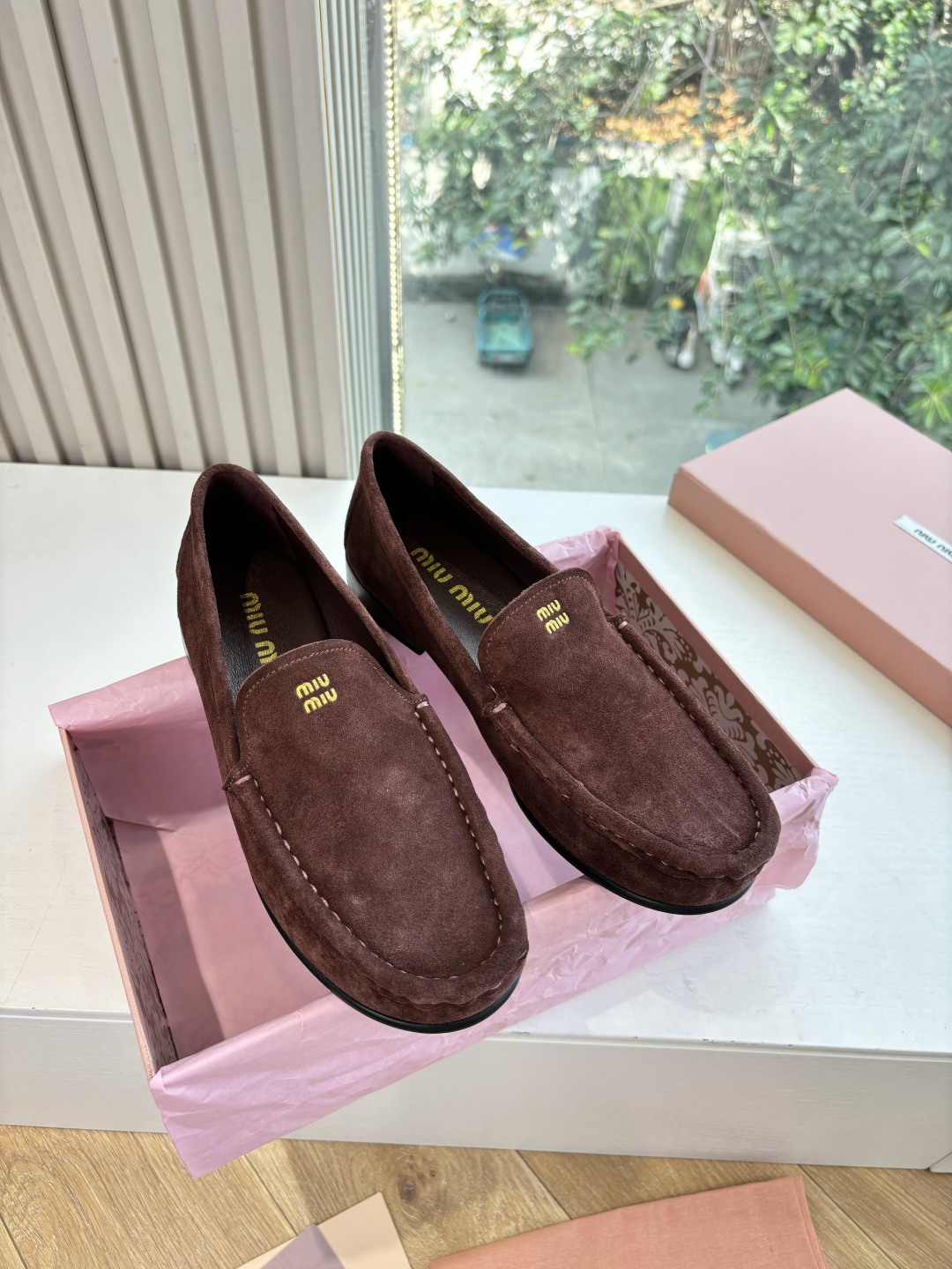 NO:593379,G399MiuMiu Miu Miu's latest 2025 autumn and winter catwalk style loafers. Many celebrities and Internet celebrities have planted grass. The show style is a highly photographed item. In recent years, the old money style has been super worn. This loafer is no exception. The simple design concept is decorated with the brand's classic logo, which makes it extremely simple!  It is truly a pair of items that can be worn by anyone regardless of age, occupation or outfit. The fabric and leather are made of imported high-mercerized sheepskin. The lining is mixed sheepskin. The original private model outsole is Size 35-40 (customized for 40, non-refundable and non-exchangeable). Loafers, miumiu, loafers, sheepskin, sheep.19860909G399MiuMiu缪缪2025秋冬最新走秀款 乐福鞋 超多明星网红种草 秀款出镜率超高的单品 这几年老钱风穿搭超级 这款乐福鞋也不例外 简约的设计理念搭配品牌经典的logo做点缀显得格外极简！真的做到一双不分年龄不分职业不分穿搭都可以驾驭的单品 面料皮料选用进口高丝光羊京 内里混种羊皮 原版私模大底 Size35-40(40定制不退不换),乐福鞋,miumiu,loafers,sheepskin,sheep,Women's Shoes