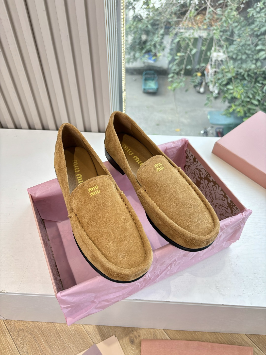 NO:593382,G399MiuMiu Miu Miu's latest 2025 autumn and winter catwalk style loafers. Many celebrities and Internet celebrities have planted grass. The show style is a highly photographed item. In recent years, the old money style has been super worn. This loafer is no exception. The simple design concept is decorated with the brand's classic logo, which makes it extremely simple!  It is truly a pair of items that can be worn by anyone regardless of age, occupation or outfit. The fabric and leather are made of imported high-mercerized sheepskin. The lining is mixed sheepskin. The original private model outsole is Size 35-40 (customized, non-refundable and non-exchangeable). Loafers, miumiu, loafers, sheepskin, sheep.19860909G399MiuMiu缪缪2025秋冬最新走秀款 乐福鞋 超多明星网红种草 秀款出镜率超高的单品 这几年老钱风穿搭超级 这款乐福鞋也不例外 简约的设计理念搭配品牌经典的logo做点缀显得格外极简！真的做到一双不分年龄不分职业不分穿搭都可以驾驭的单品 面料皮料选用进口高丝光羊京 内里混种羊皮 原版私模大底 Size35-40(定制不退不换),乐福鞋,miumiu,loafers,sheepskin,sheep,Women's Shoes