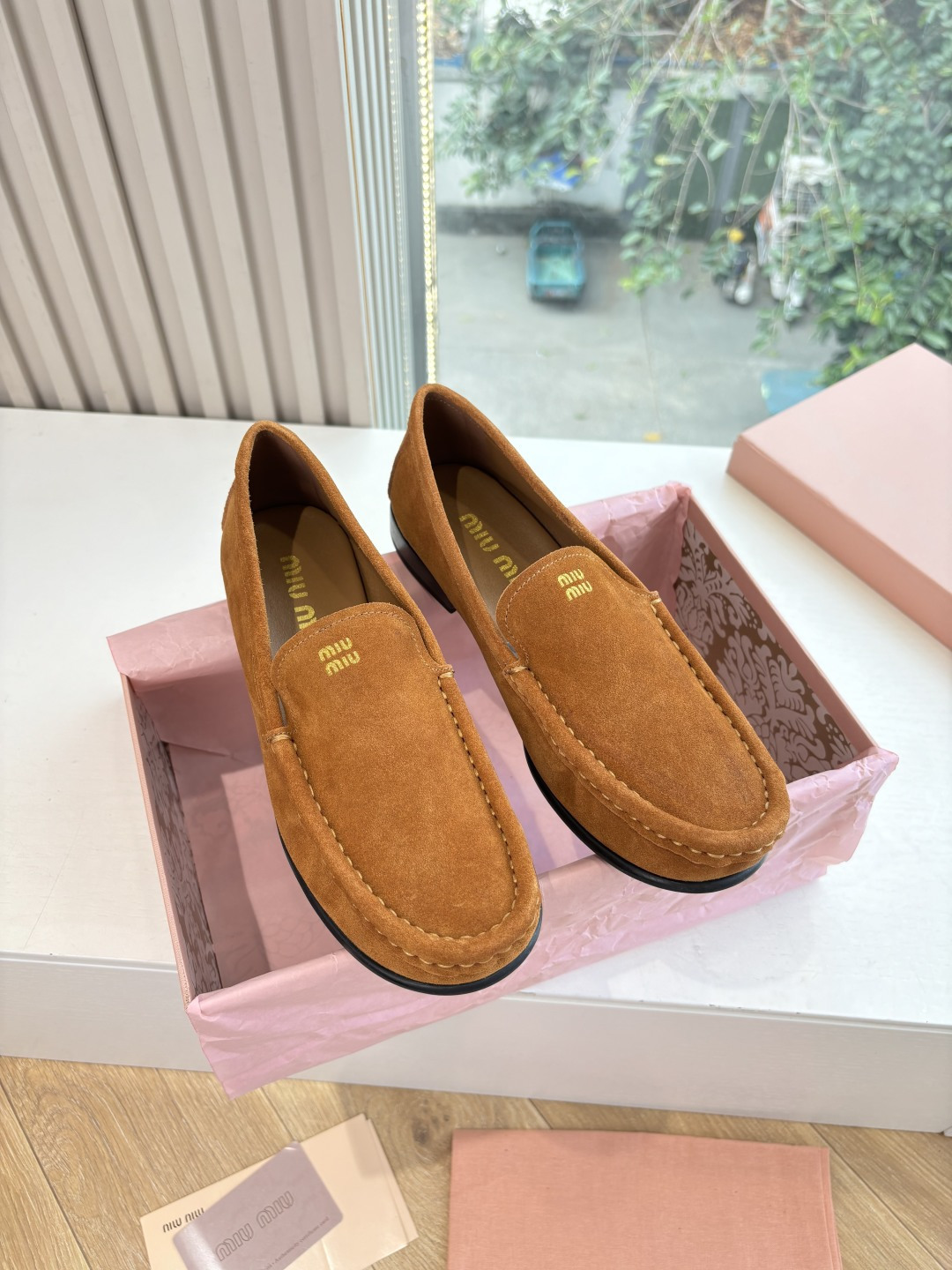 NO:593282,G399MiuMiu Miu Miu's latest 2025 autumn and winter catwalk style loafers. Many celebrities and Internet celebrities have planted grass. The show style is a highly photographed item. In recent years, the old money style has been super worn. This loafer is no exception. The simple design concept is decorated with the brand's classic logo, which makes it extremely simple!  It is truly a pair of items that can be worn by anyone regardless of age, occupation or outfit. The fabric and leather are made of imported high-mercerized sheepskin. The lining is mixed sheepskin. The original private model outsole is Size 35-40 (customized for 40, non-refundable and non-exchangeable). Loafers, miumiu, loafers, sheepskin, sheep.19860909G399MiuMiu缪缪2025秋冬最新走秀款 乐福鞋 超多明星网红种草 秀款出镜率超高的单品 这几年老钱风穿搭超级 这款乐福鞋也不例外 简约的设计理念搭配品牌经典的logo做点缀显得格外极简！真的做到一双不分年龄不分职业不分穿搭都可以驾驭的单品 面料皮料选用进口高丝光羊京 内里混种羊皮 原版私模大底 Size35-40(40定制不退不换),乐福鞋,miumiu,loafers,sheepskin,sheep,Women's Shoes
