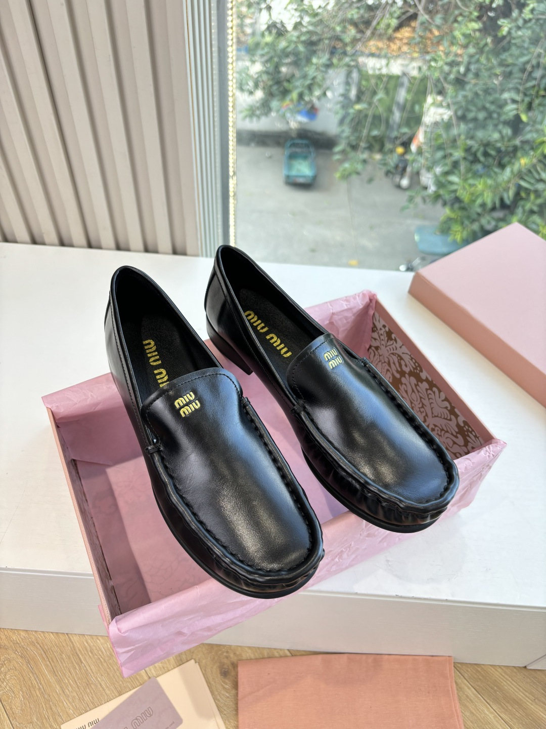 NO:593285,G399MiuMiu Miu Miu's latest 2025 autumn and winter catwalk style loafers. Many celebrities and Internet celebrities have planted grass. The show style is a highly photographed item. In recent years, the old money style has been super worn. This loafer is no exception. The simple design concept is decorated with the brand's classic logo, which makes it extremely simple!  It is truly a pair of items that can be worn by anyone regardless of age, occupation or outfit. The fabric and leather are made of imported high-mercerized sheepskin. The lining is mixed sheepskin. The original private model outsole is Size 35-40 (customized for 40, non-refundable and non-exchangeable). Loafers, miumiu, loafers, sheepskin, sheep.19860909G399MiuMiu缪缪2025秋冬最新走秀款 乐福鞋 超多明星网红种草 秀款出镜率超高的单品 这几年老钱风穿搭超级 这款乐福鞋也不例外 简约的设计理念搭配品牌经典的logo做点缀显得格外极简！真的做到一双不分年龄不分职业不分穿搭都可以驾驭的单品 面料皮料选用进口高丝光羊京 内里混种羊皮 原版私模大底 Size35-40(40定制不退不换),乐福鞋,miumiu,loafers,sheepskin,sheep,Women's Shoes